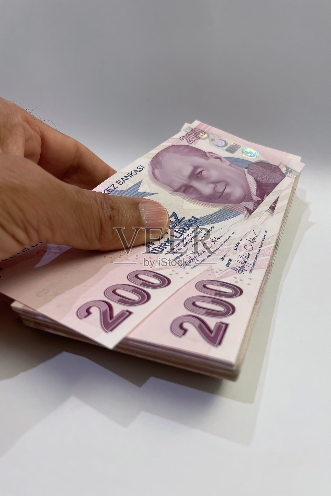 200土耳其里拉钞票。特写镜头。金融的概念。照片摄影图片