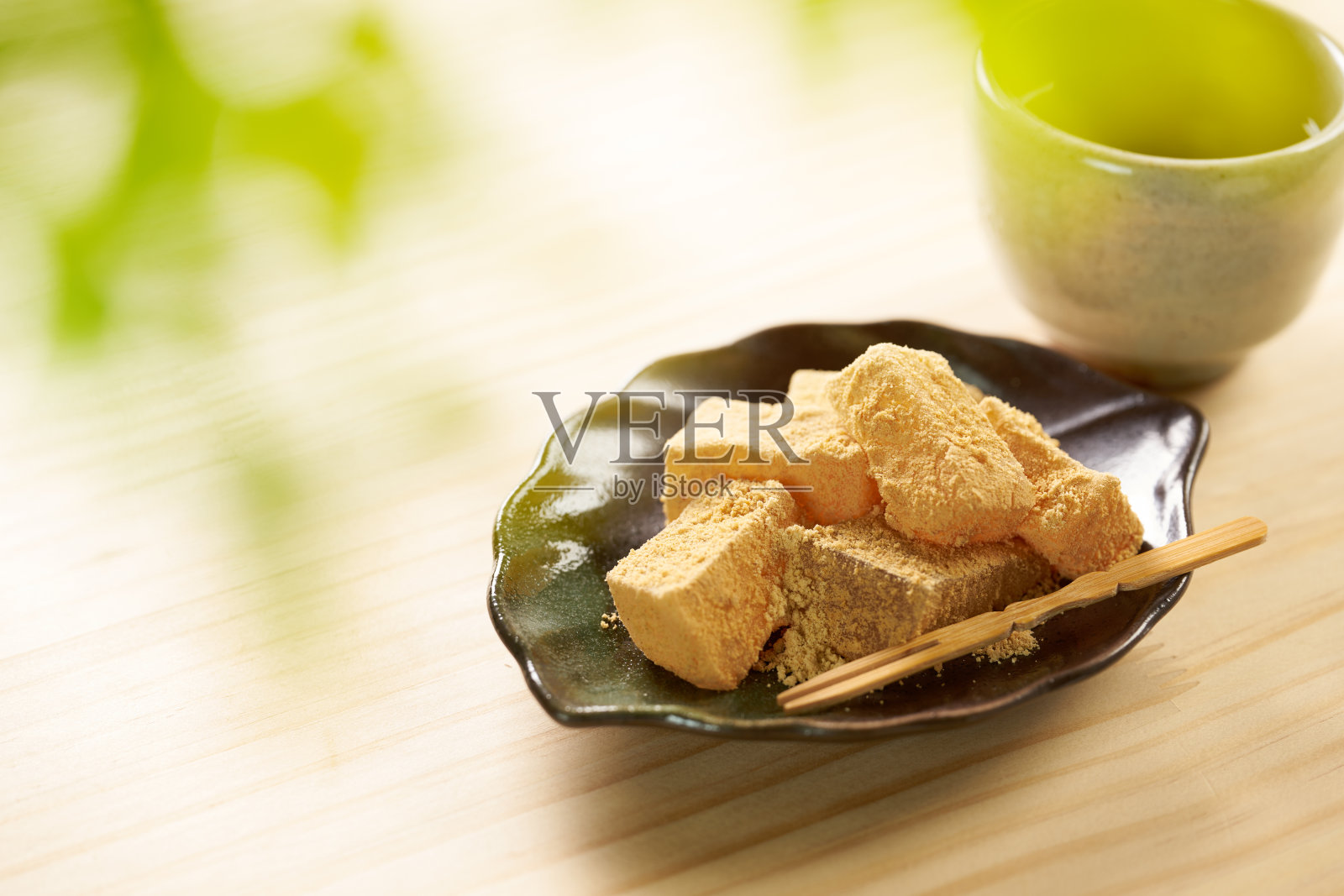 Warabi麻糬是一种传统的日本甜点，由蕨菜淀粉、大豆粉和浇头制成照片摄影图片