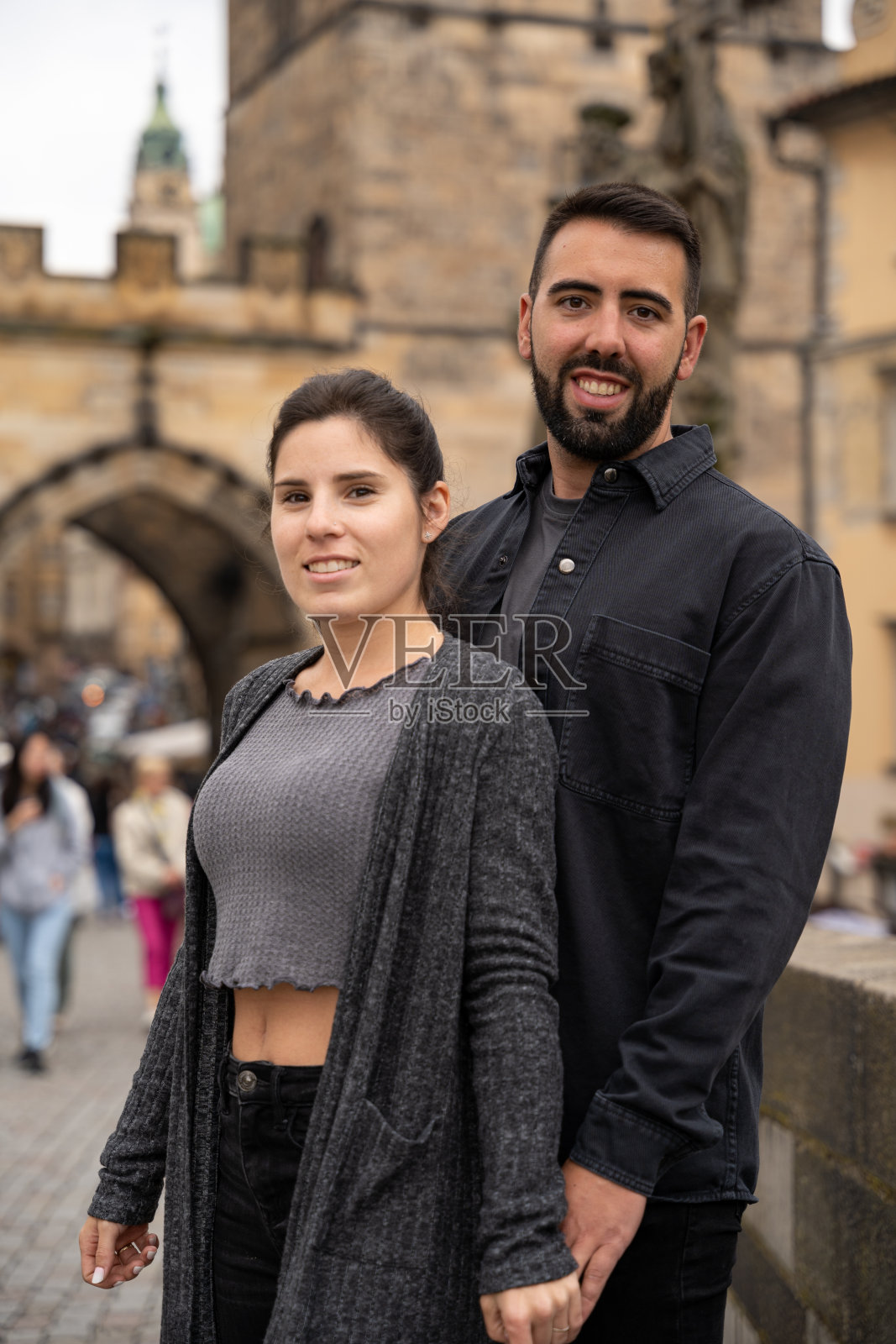 年轻情侣在布拉格的查理大桥上摆姿势照片摄影图片