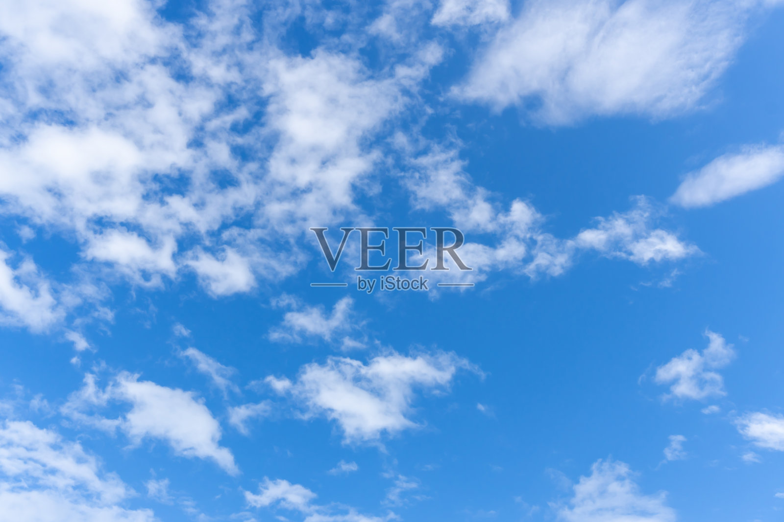 在装饰艺术作品中，美丽的蓝天和奇形怪状的云彩在清晨或傍晚被用作自然的背景纹理照片摄影图片