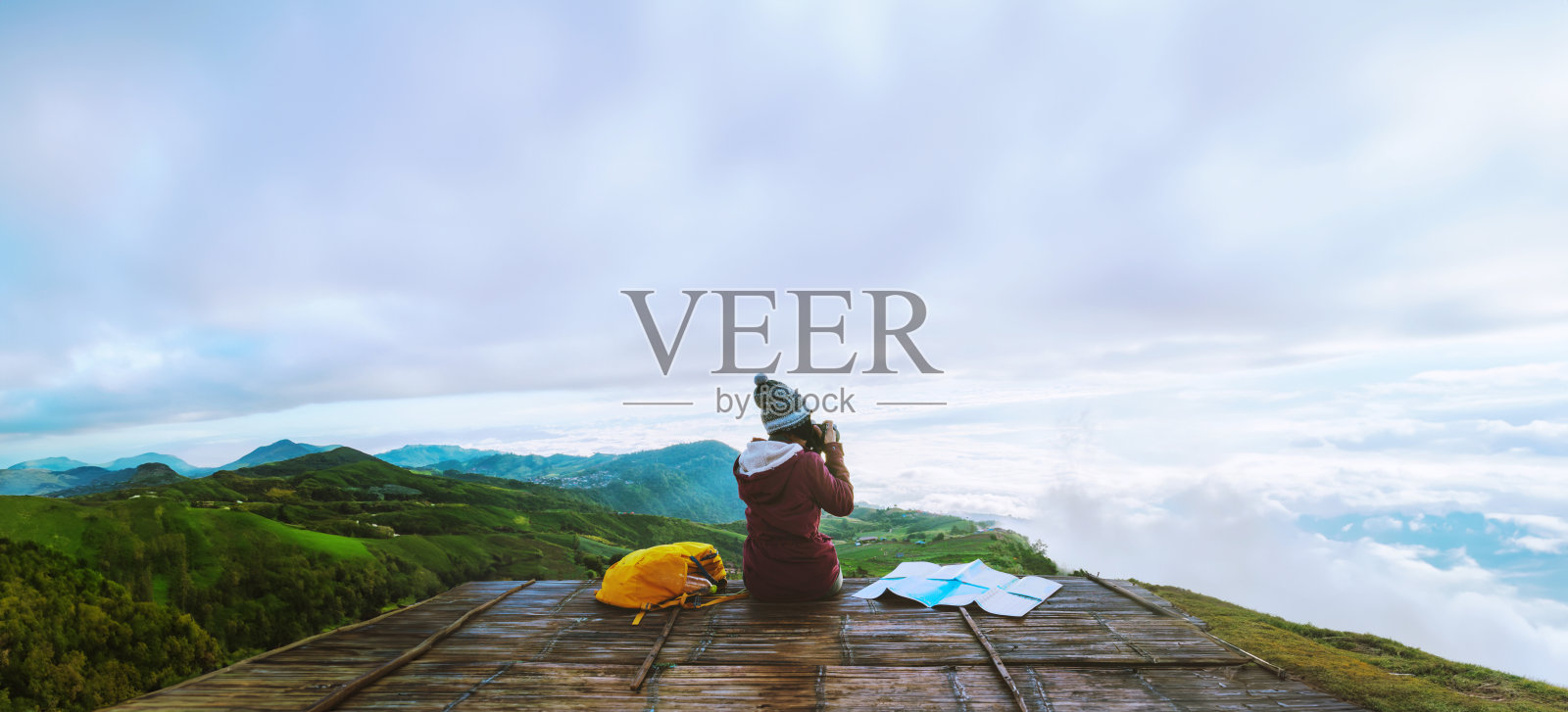 亚洲女性在假期旅行放松。拍摄山上的风景。泰国照片摄影图片