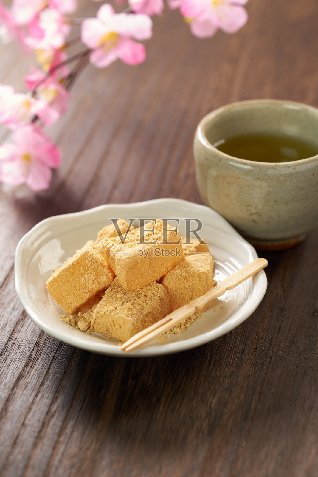 Warabi麻糬是一种传统的日本甜点，由蕨菜淀粉、大豆粉和浇头制成照片摄影图片