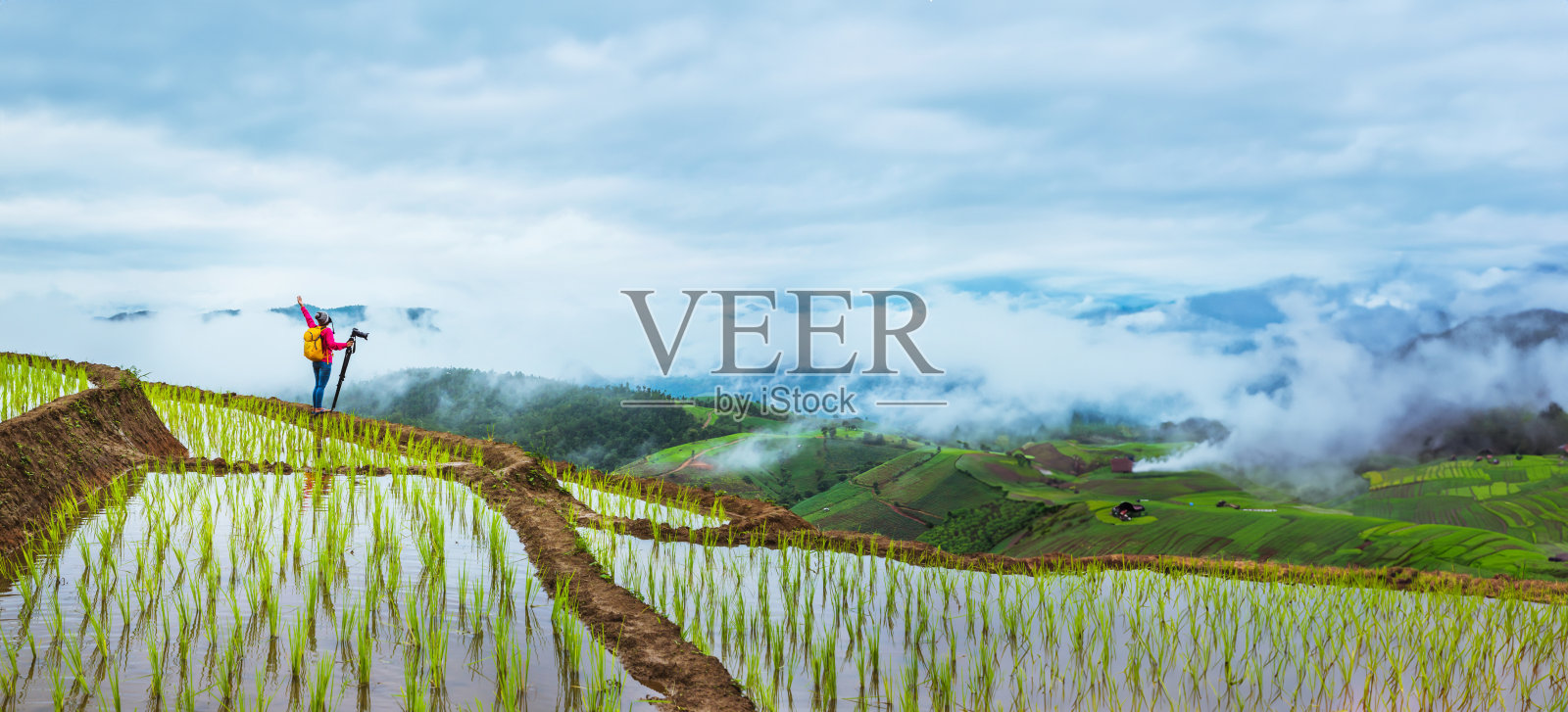 亚洲女人旅行自然。旅行放松。走着走着，在球场上拍了一张照片。在夏天。照片摄影图片