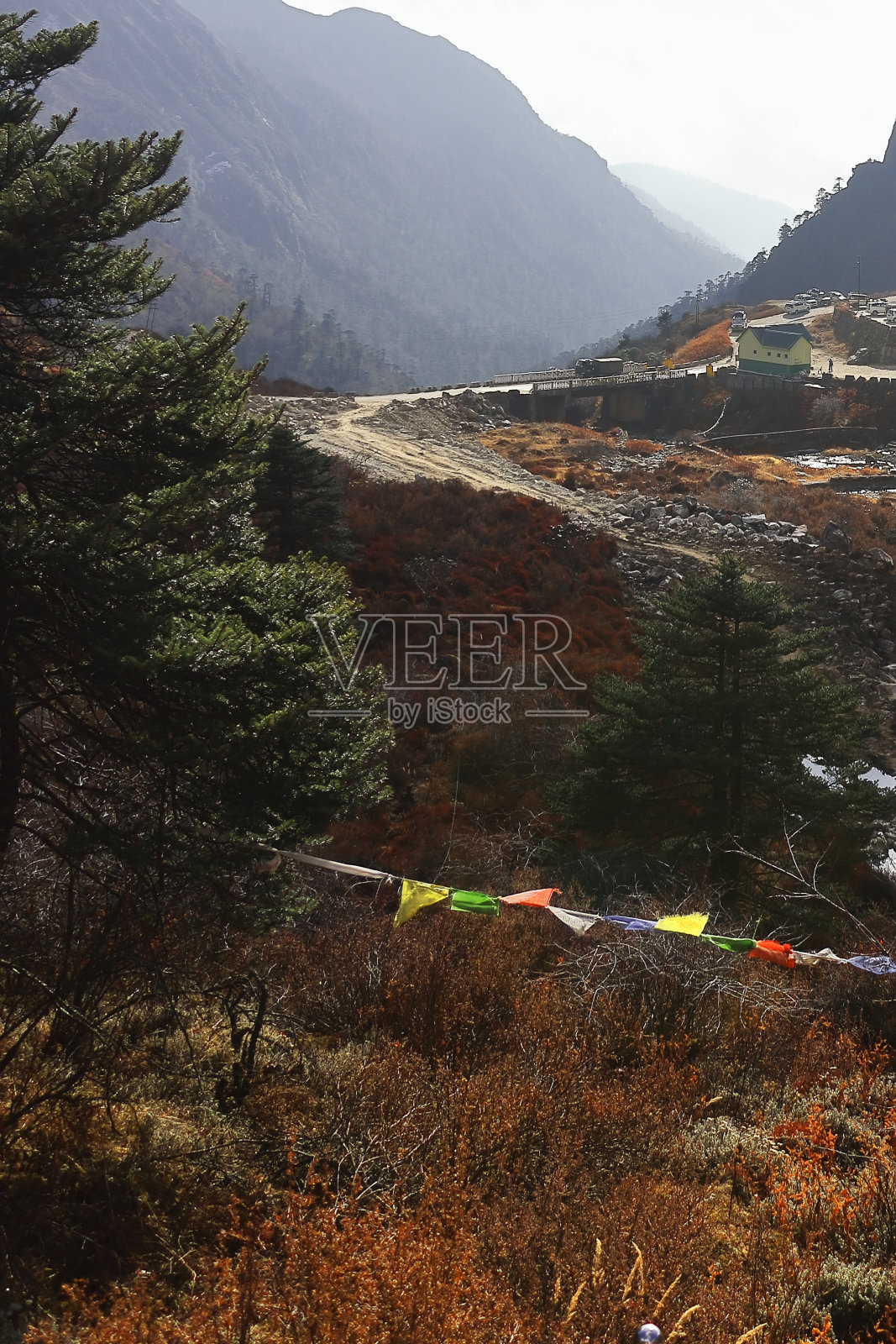 美丽的山景和秋天的村庄，靠近新巴巴曼陀罗，锡金东部靠近中印边境的热门旅游景点照片摄影图片
