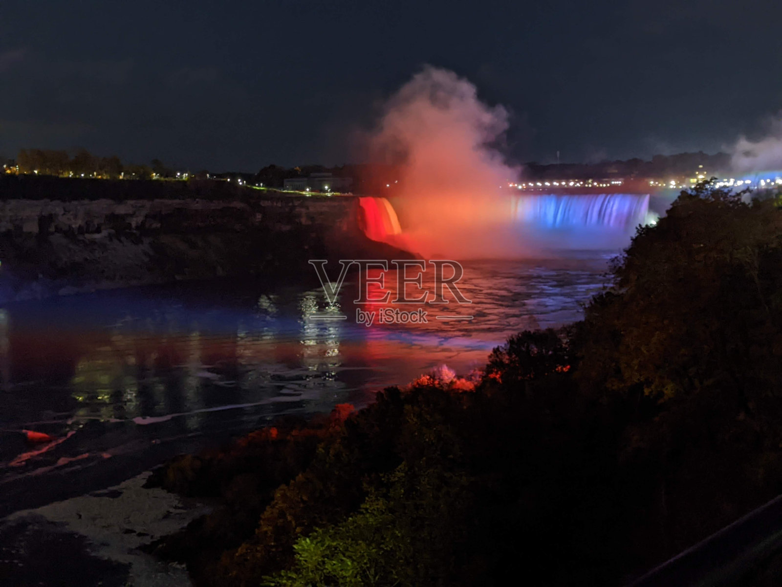 夜晚色彩斑斓的尼亚加拉大瀑布照片摄影图片