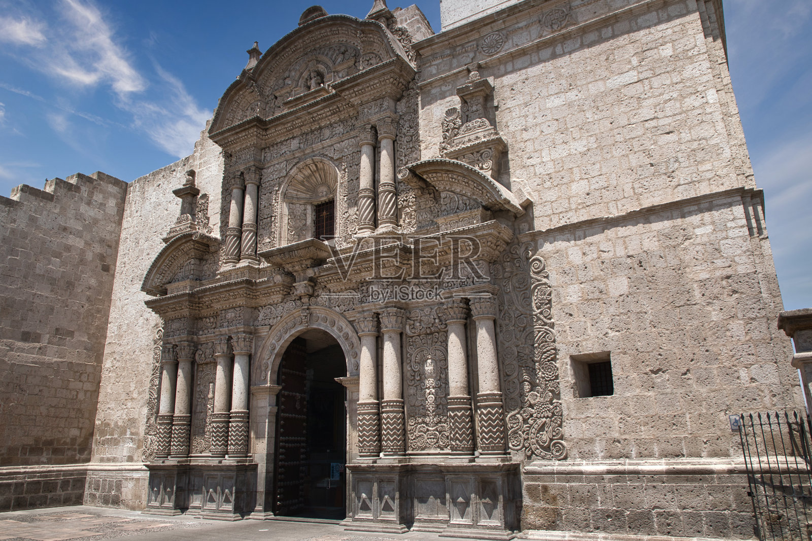 秘鲁阿雷基帕的圣奥古斯丁教堂。照片摄影图片
