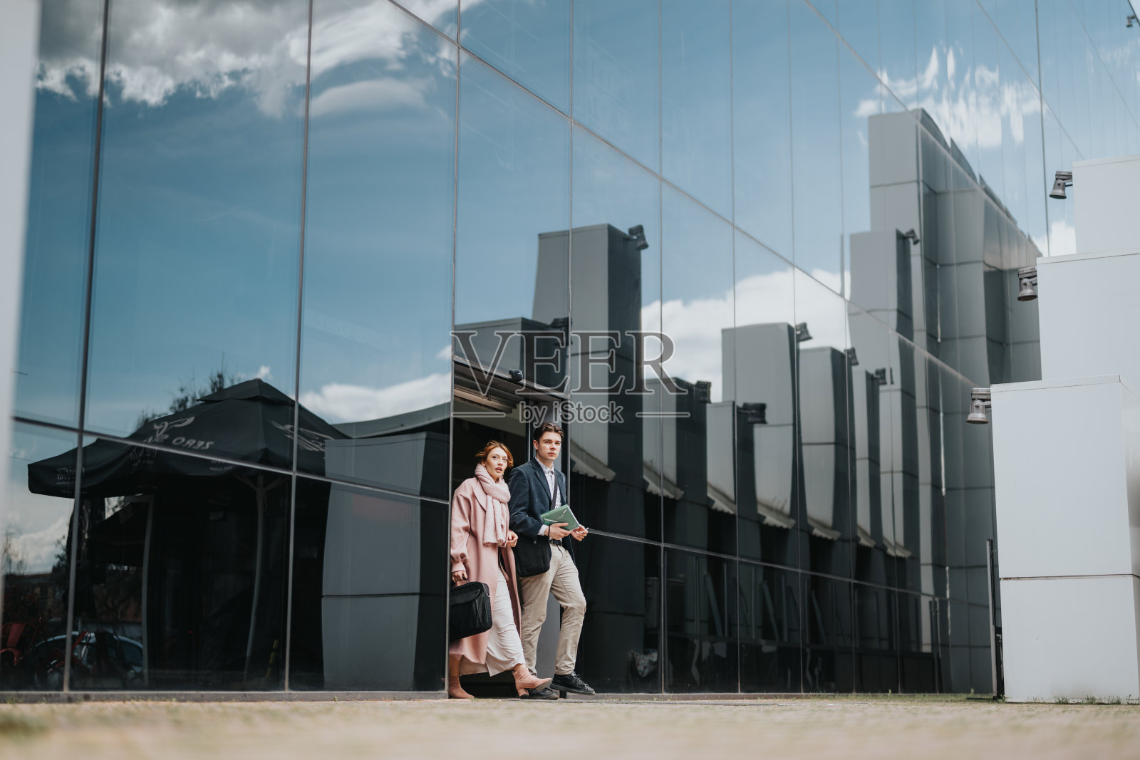 年轻的企业家在城市环境中讨论商业策略照片摄影图片