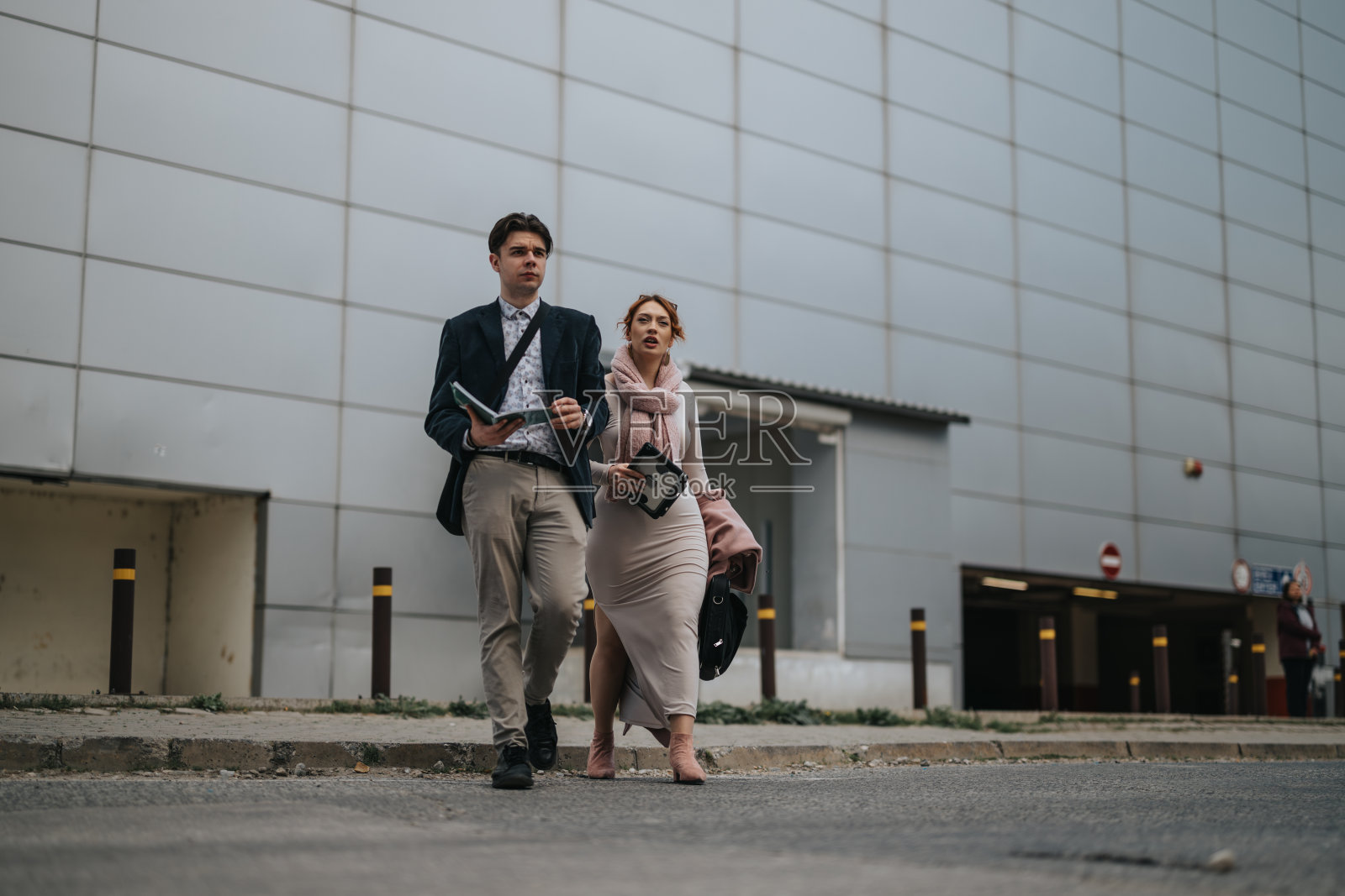 年轻的商务人士在城市环境中制定户外战略照片摄影图片