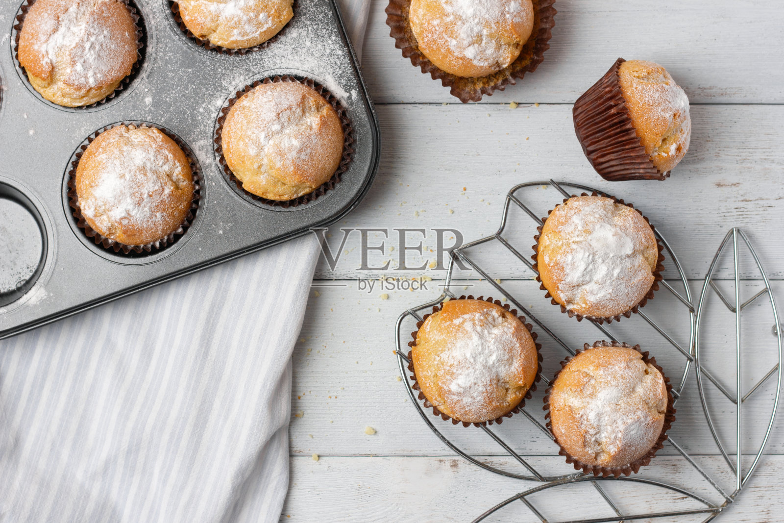 在家用冷却架烤松饼。照片摄影图片