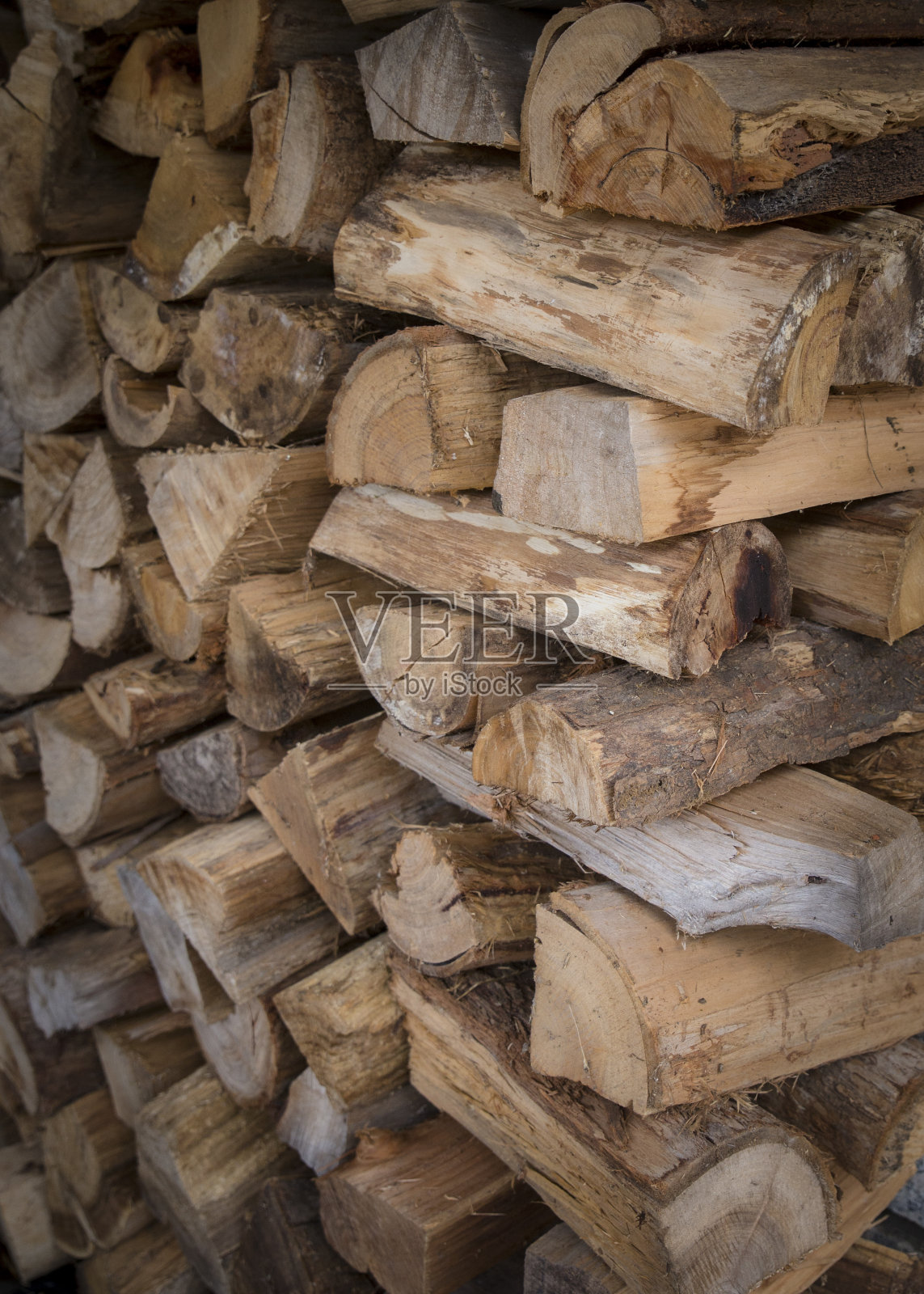 用于房屋取暖的干桉树木柴的细节。照片摄影图片
