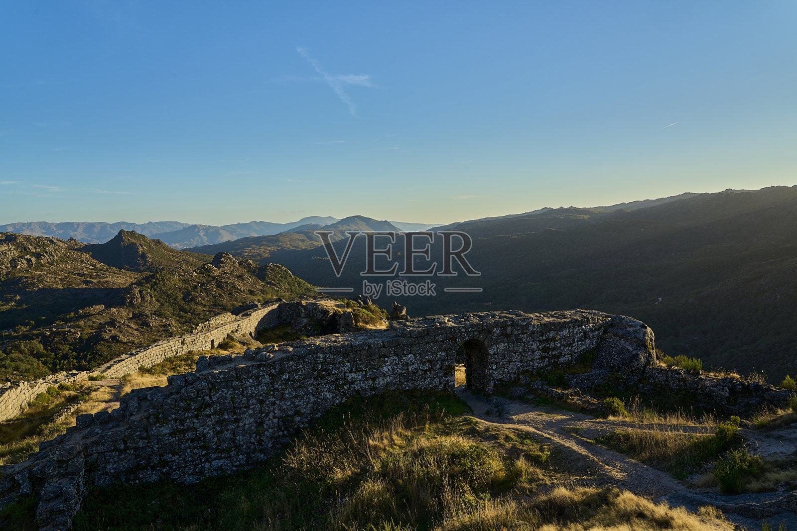 城堡遗址卡斯特罗拉博雷罗在葡萄牙山区。照片摄影图片