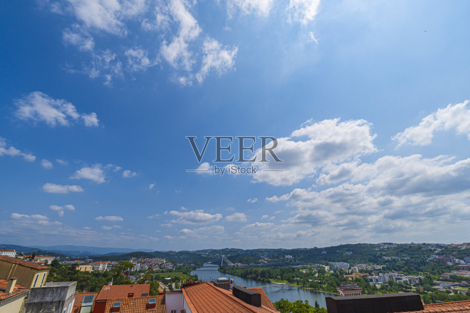 美丽晴朗的天空下，科英布拉城的景色，蒙台哥河，树木和建筑物。景观背景和壁纸。照片摄影图片