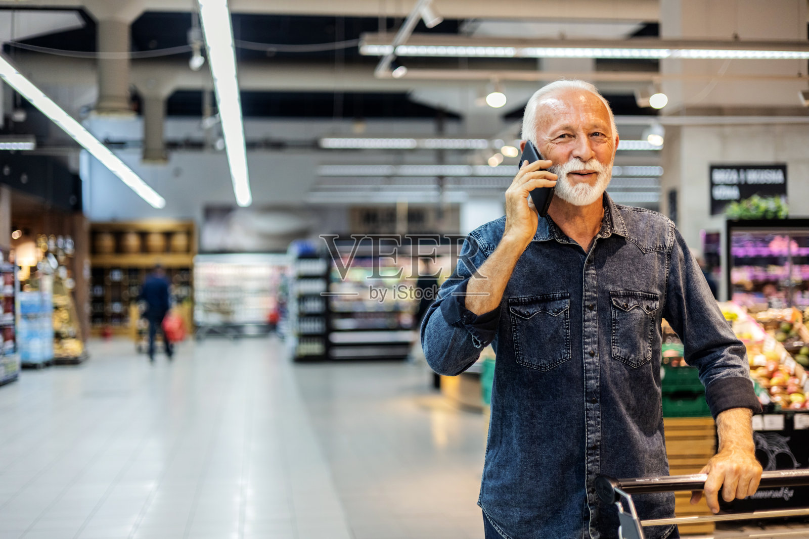 打电话，购物，和男人在超市买食物，选择和货架上的折扣选项。与店内客户进行零售、产品和消费者采购的健康、沟通和销售。照片摄影图片