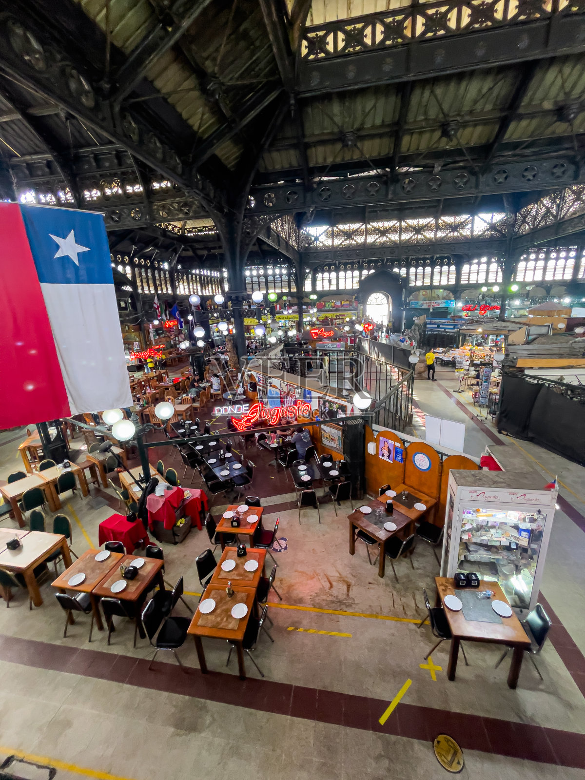 智利圣地亚哥中央市场的内景，它的雕像，智利国旗和游客和传统餐馆Donde Augusto照片摄影图片