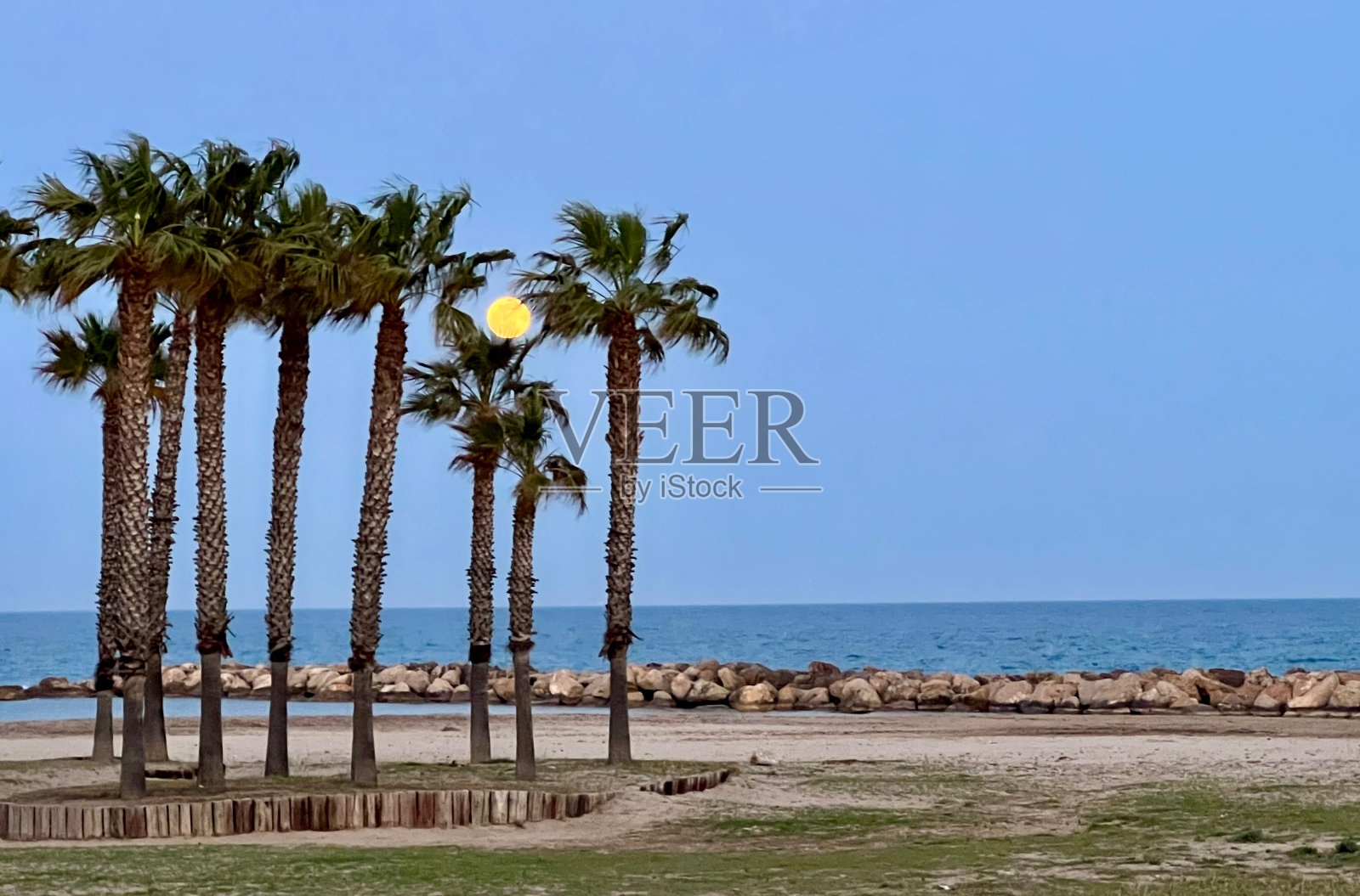 Costa Daurada，典型的西班牙度假胜地(Cambrils, Salou)照片摄影图片