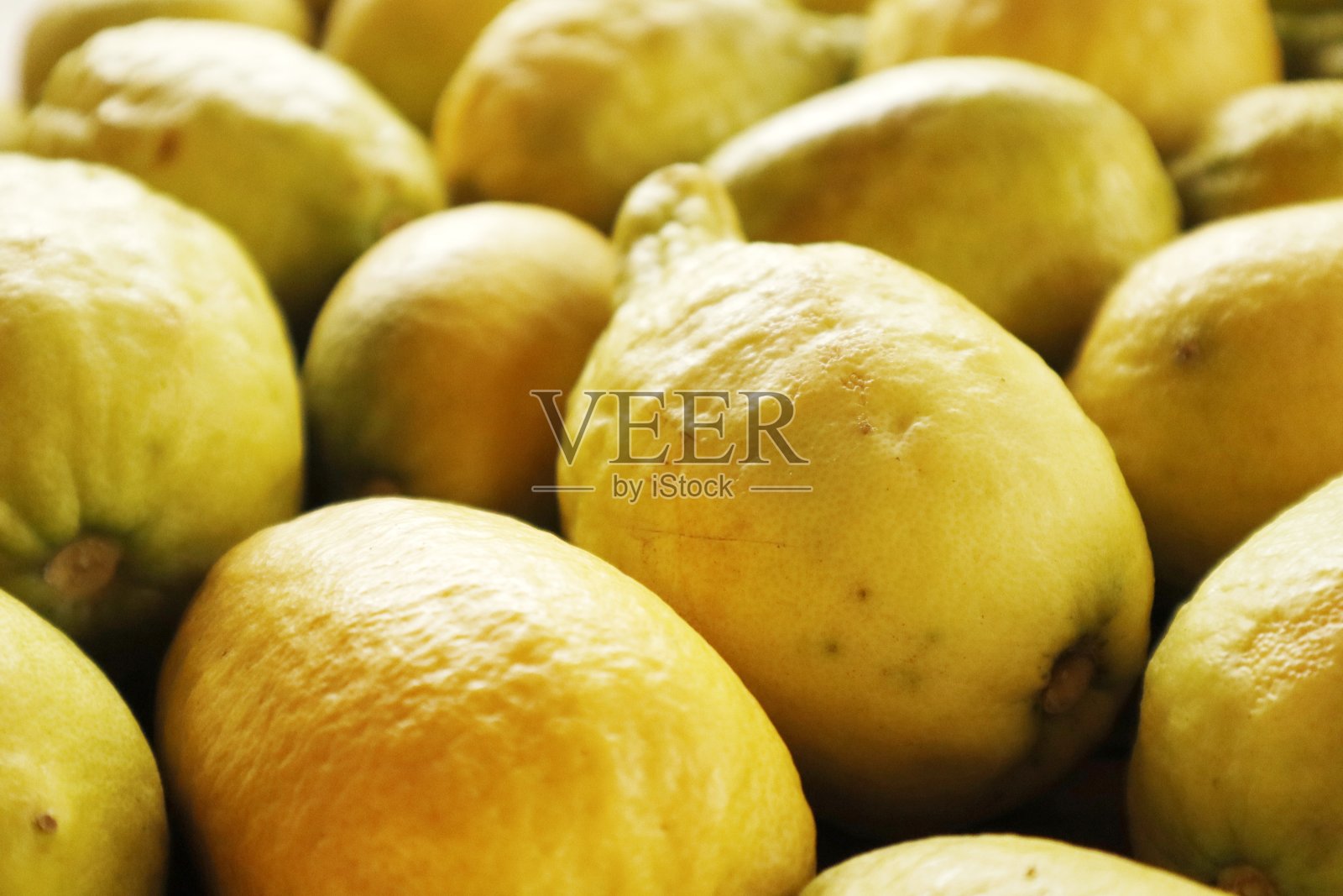 木桌上有许多大小不一的有机柠檬照片摄影图片