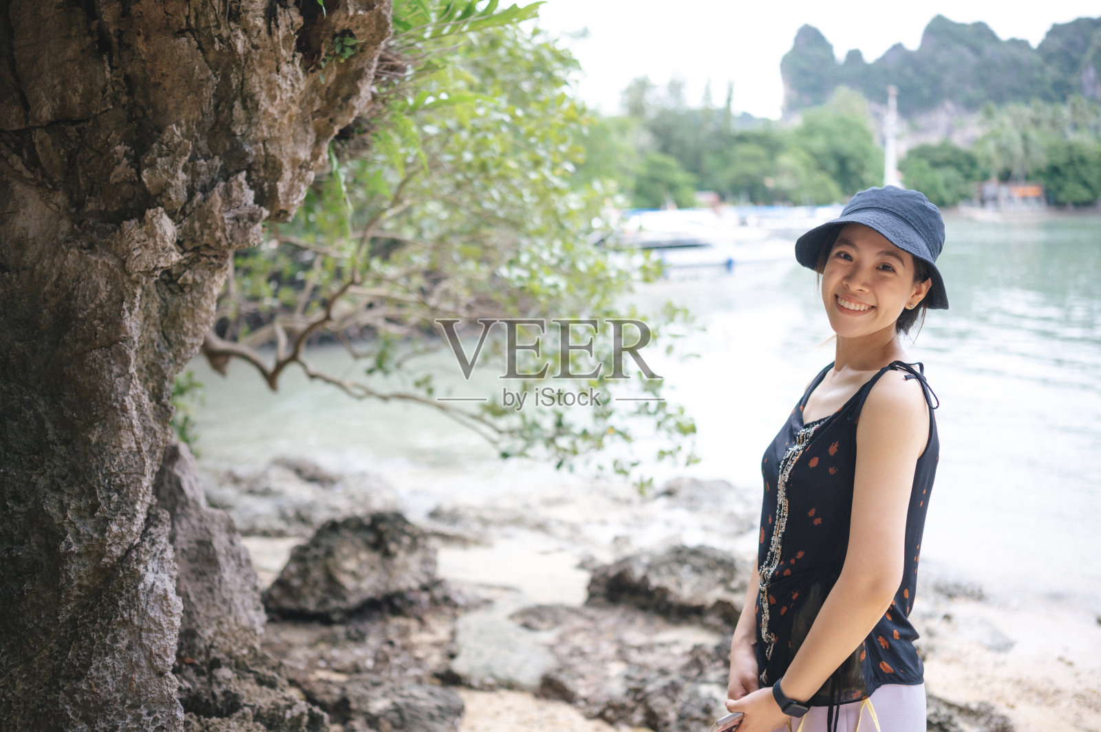 亚洲游客亚洲女性在泰国甲米海滩与海上铁路合影照片摄影图片