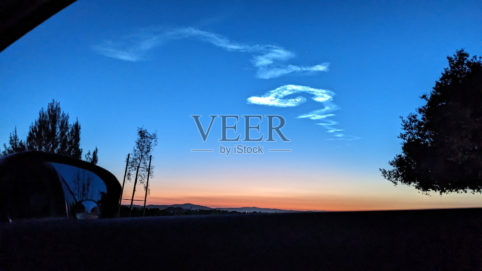 我车窗外的火箭轨迹照片摄影图片