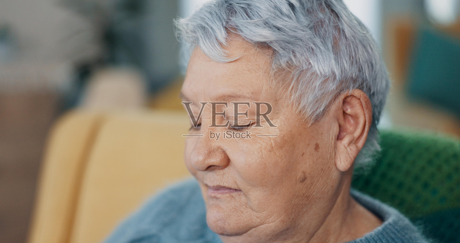 面部，回忆或怀旧的老年妇女在客厅的沙发上放松身心，享受退休生活。和平，思考或健康与老年人在公寓里休息、放松或休息时间的特写照片摄影图片