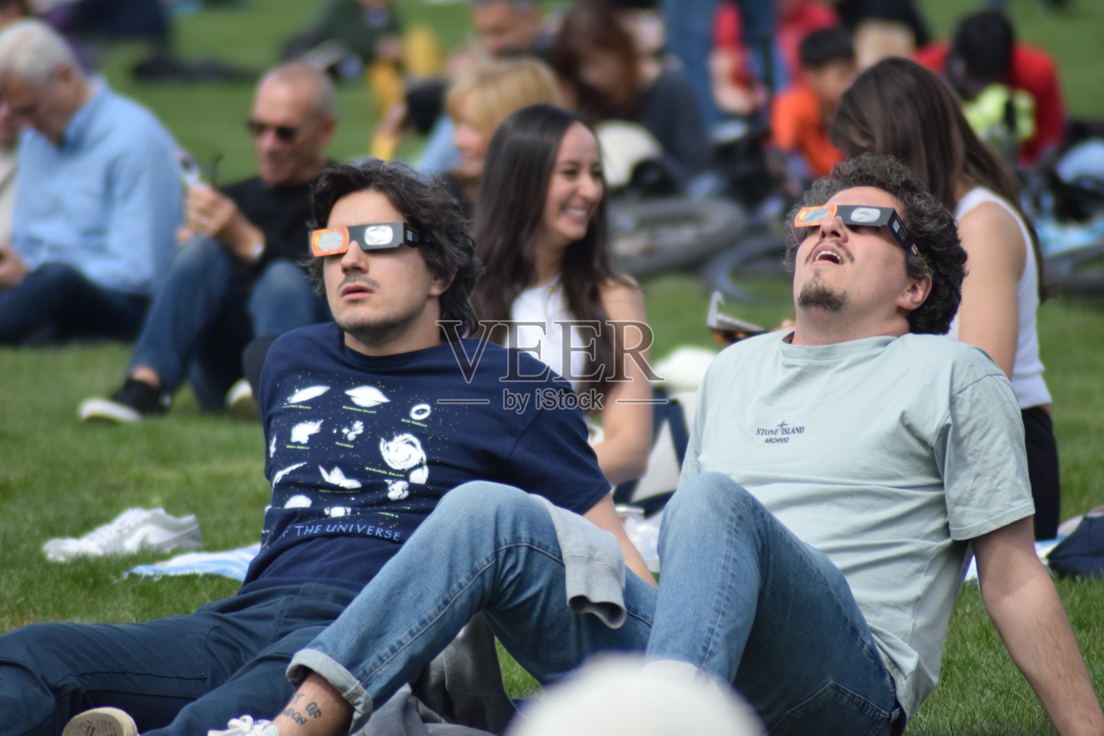 人们在曼哈顿中央公园仰望日食照片摄影图片