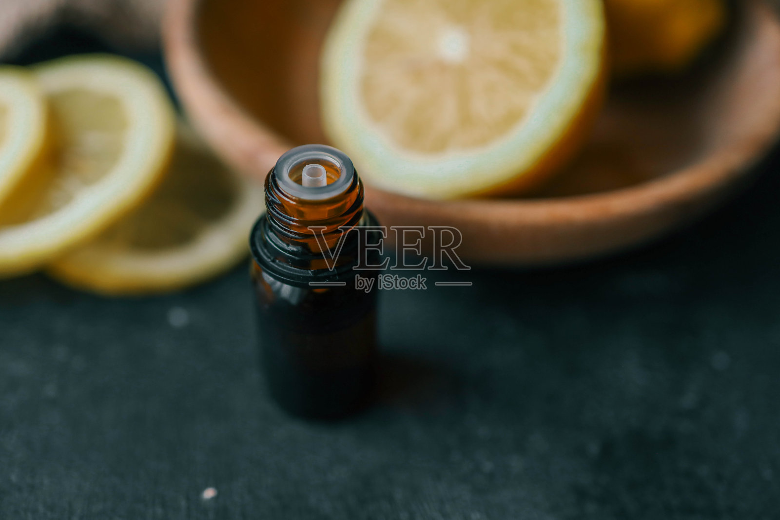 一瓶柠檬精油木制背景照片摄影图片