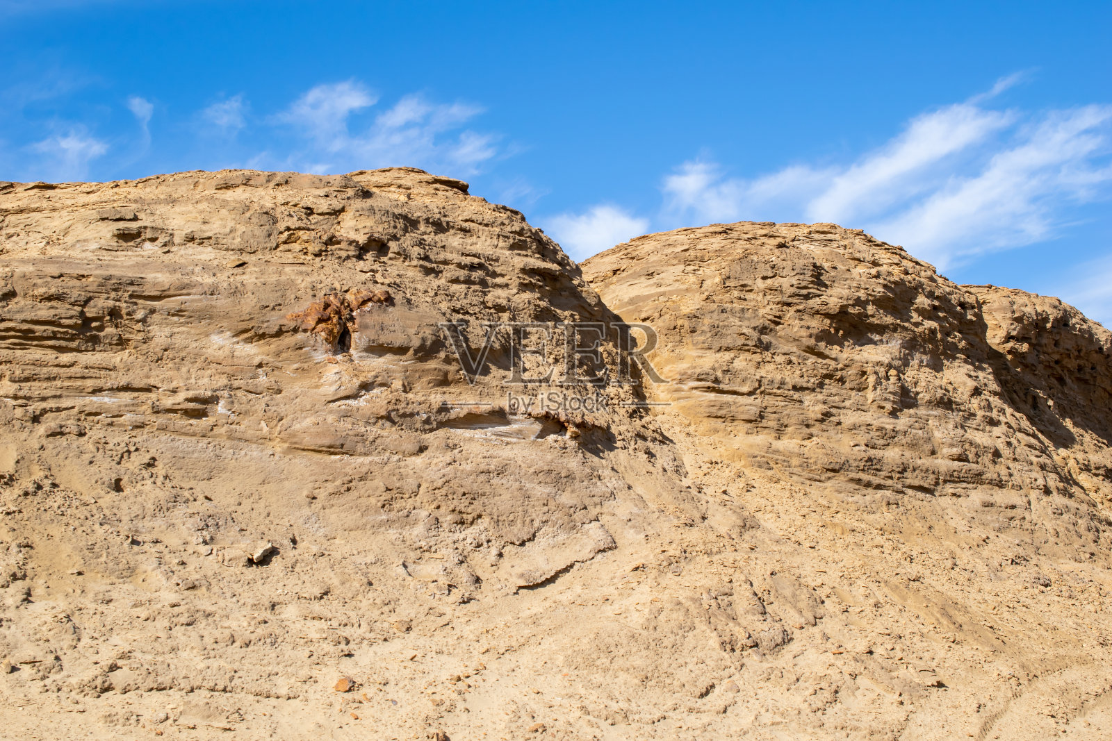 黄沙的沙丘映衬着天空照片摄影图片