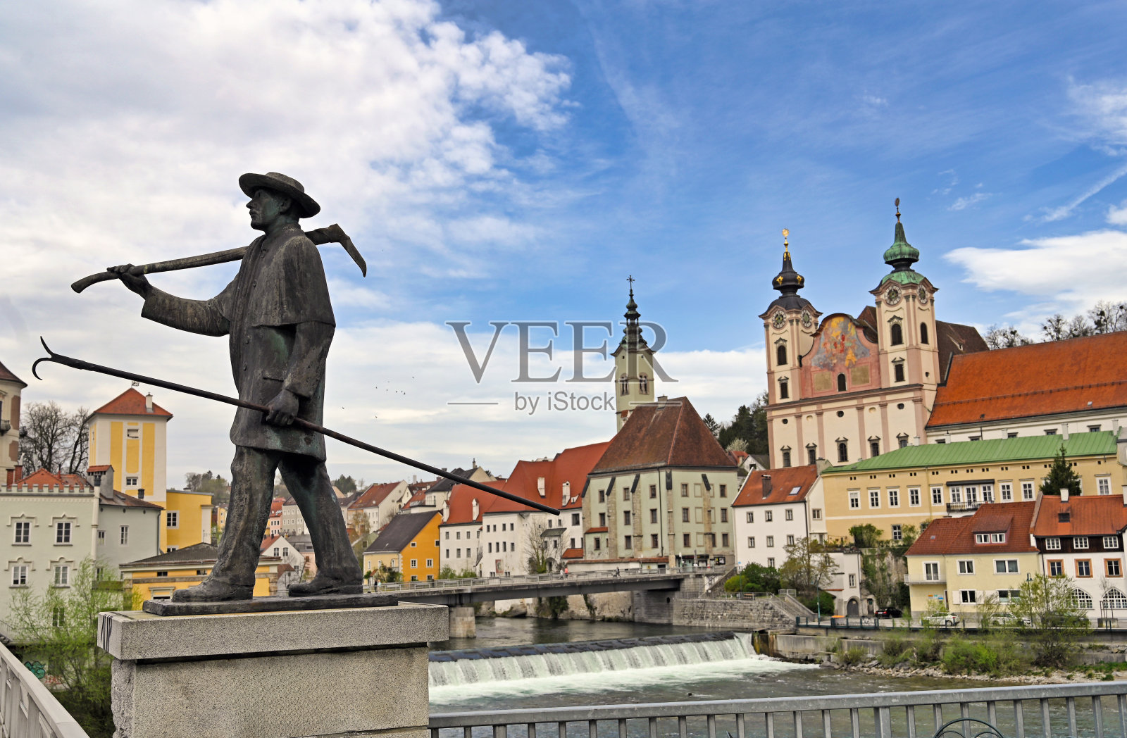 奥地利施泰尔老城桥上的纪念碑照片摄影图片