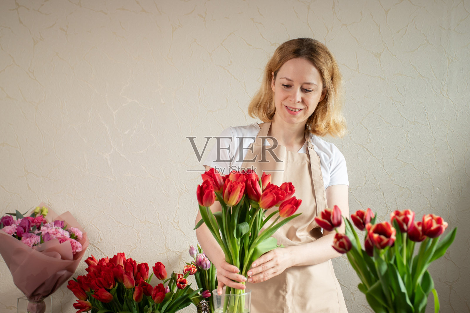 花店插花，制作漂亮的花束，营造花店氛围。照片摄影图片