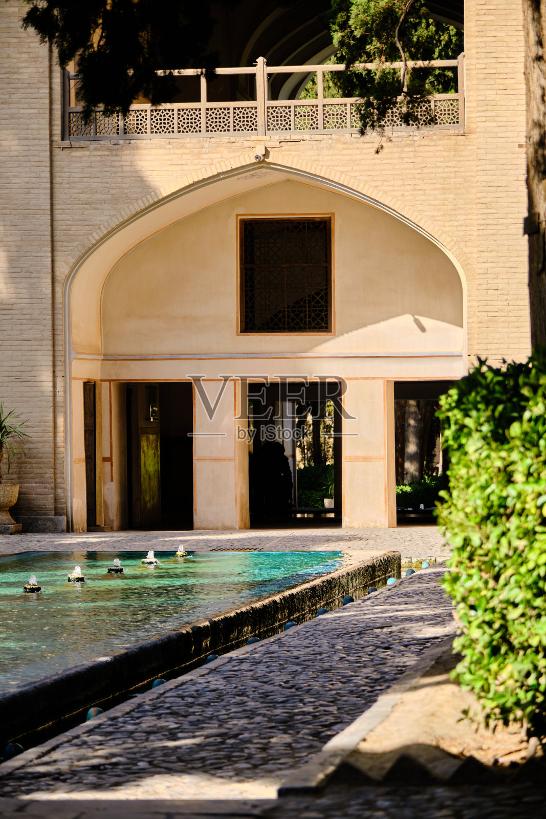 伊朗卡尚的芬园，水在园内流动照片摄影图片