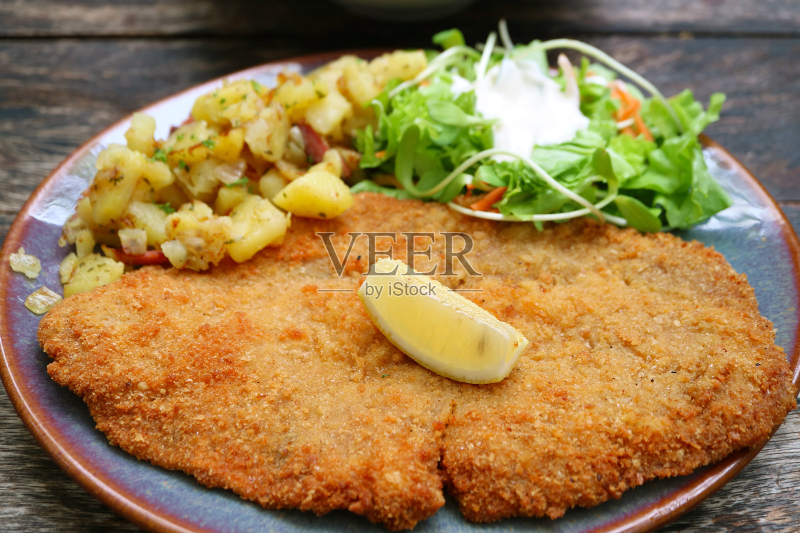 一盘美味的金黄脆炸肉排照片摄影图片