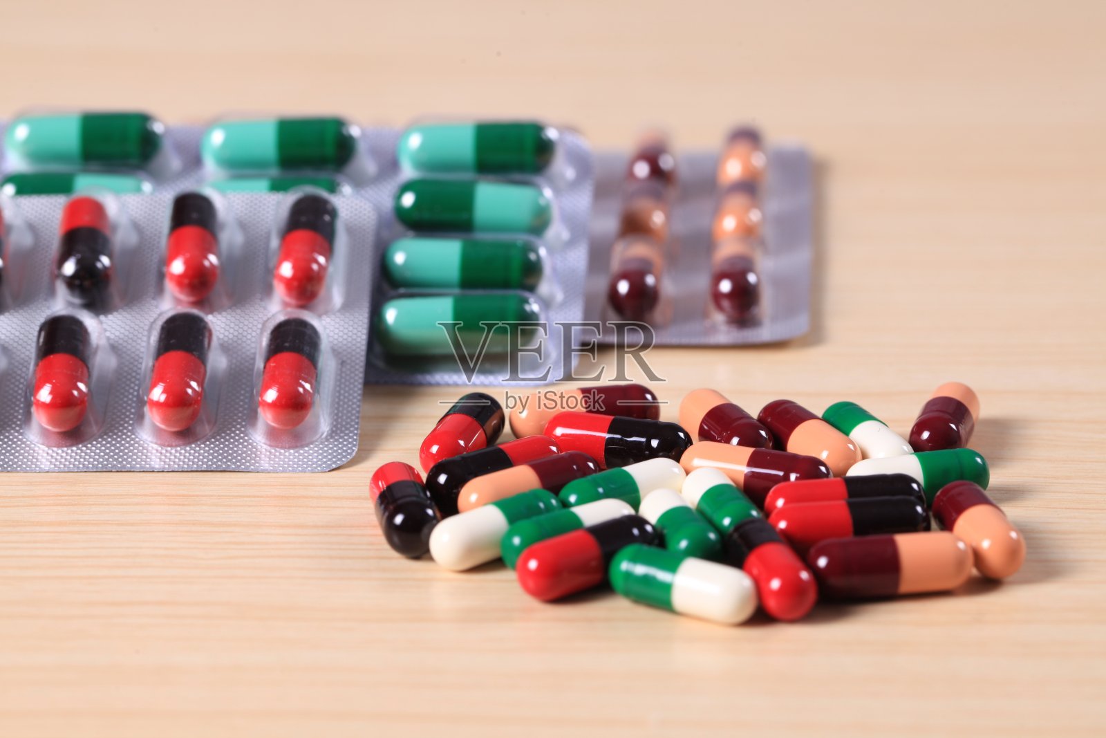 医药和健康。胶囊的特写。不同种类的药物照片摄影图片