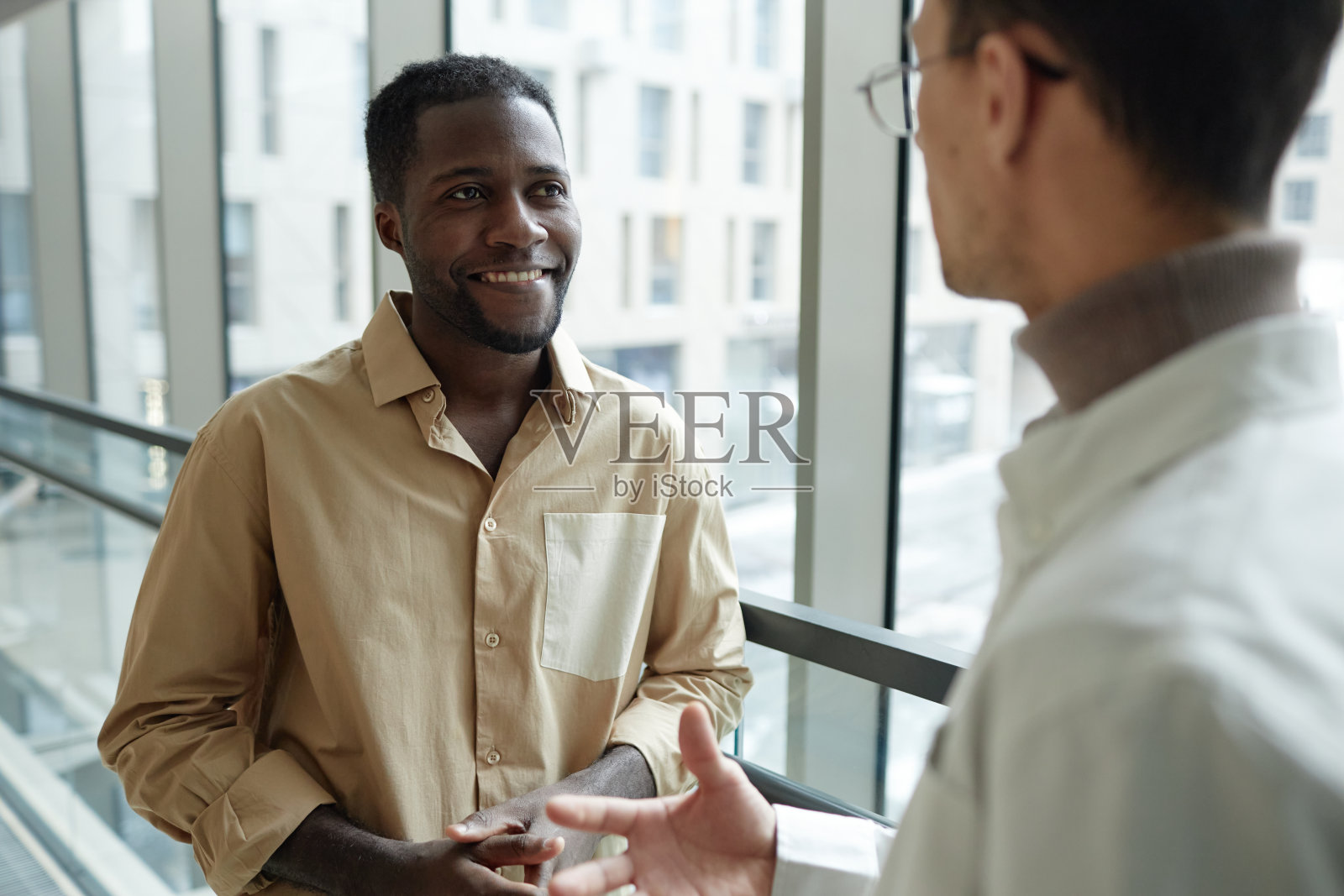 微笑的黑人与同事交谈照片摄影图片