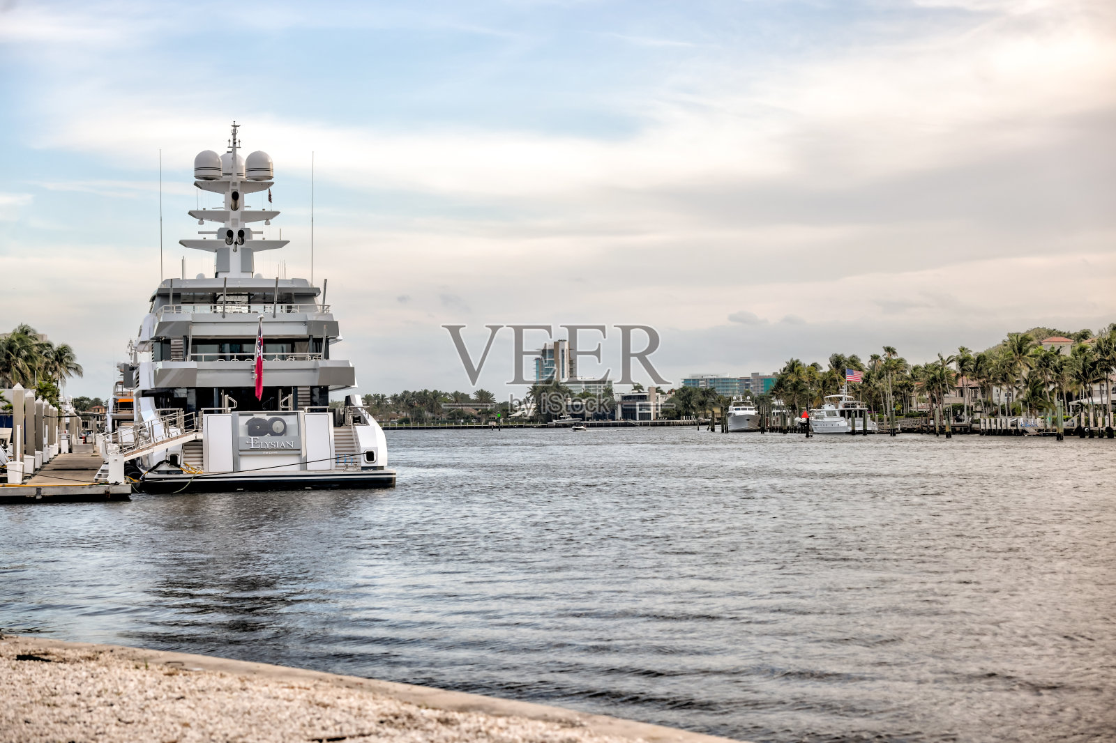 沿着佛罗里达州劳德代尔堡的街道和运河的景色照片摄影图片