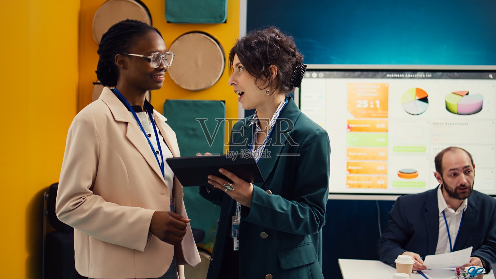 项目经理与新员工分享新战略的见解照片摄影图片