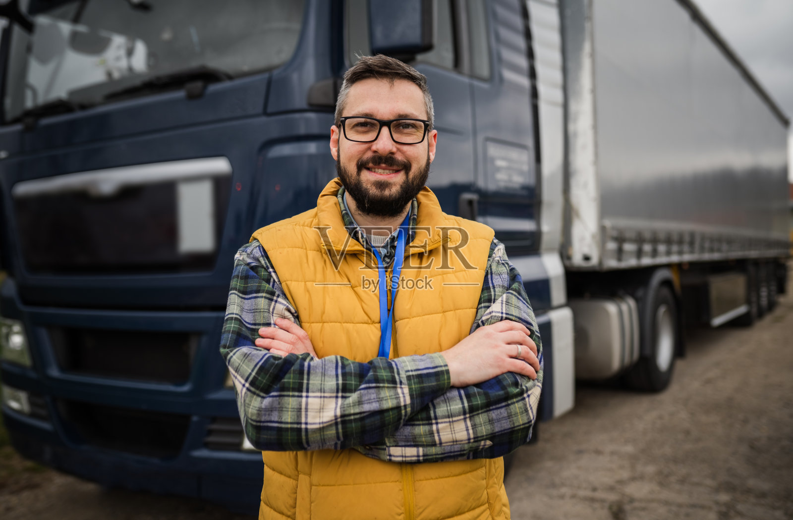 帅气的卡车司机照片摄影图片