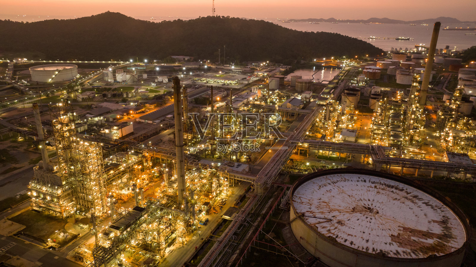 石油炼化气化工设备生产进出口概念，原油炼化厂钢泵管线和烟囱及冷却塔，化工或石油化工工厂，工业照片摄影图片