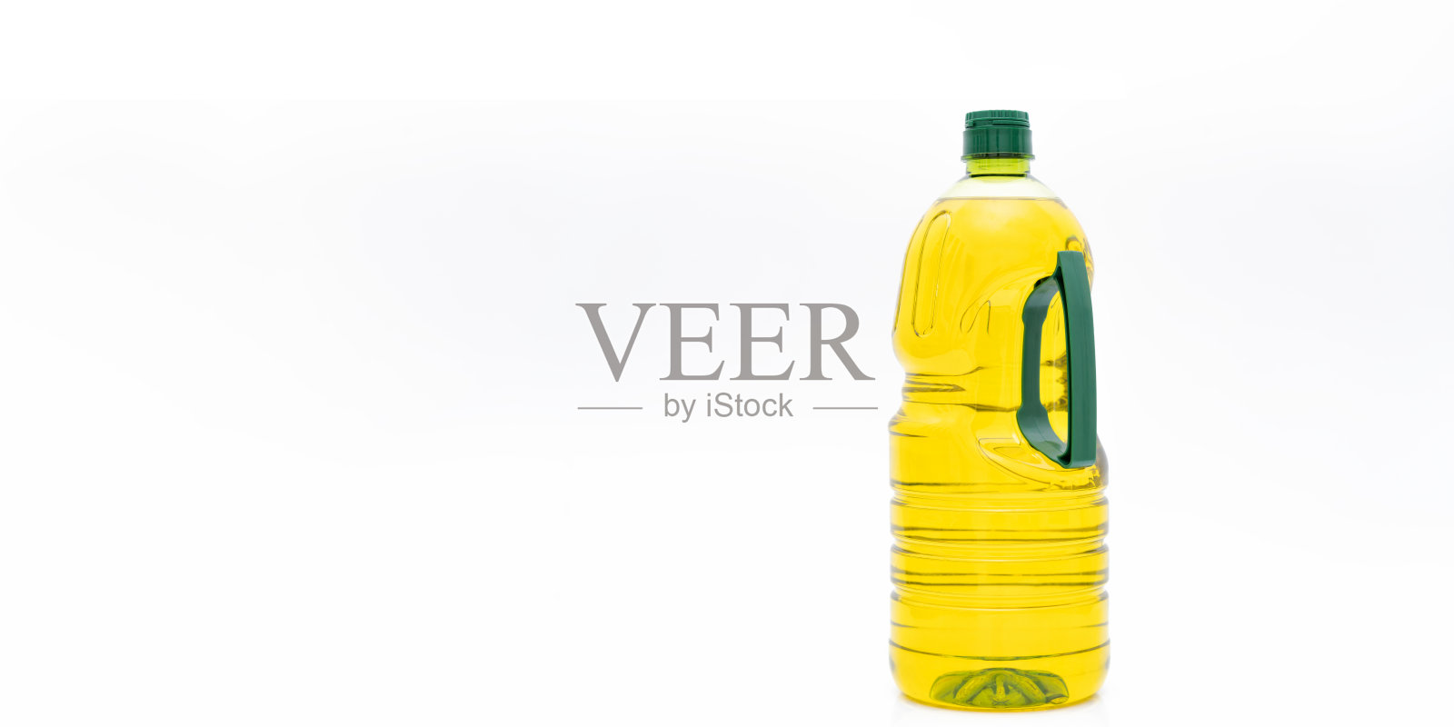 一瓶白色背景的黄色色拉油照片摄影图片