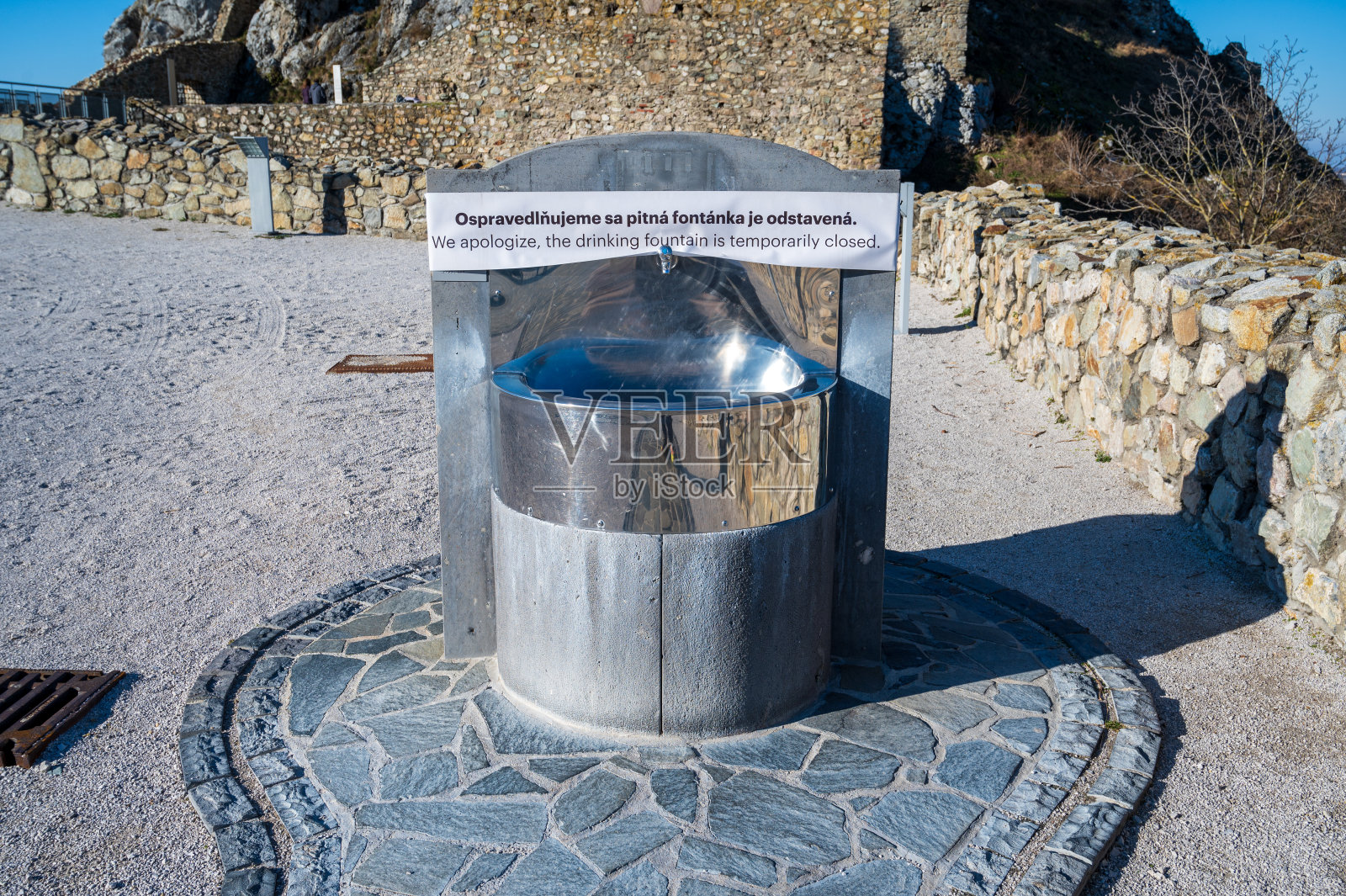 布拉迪斯拉发Devín城堡庭院中的金属饮水机。照片摄影图片