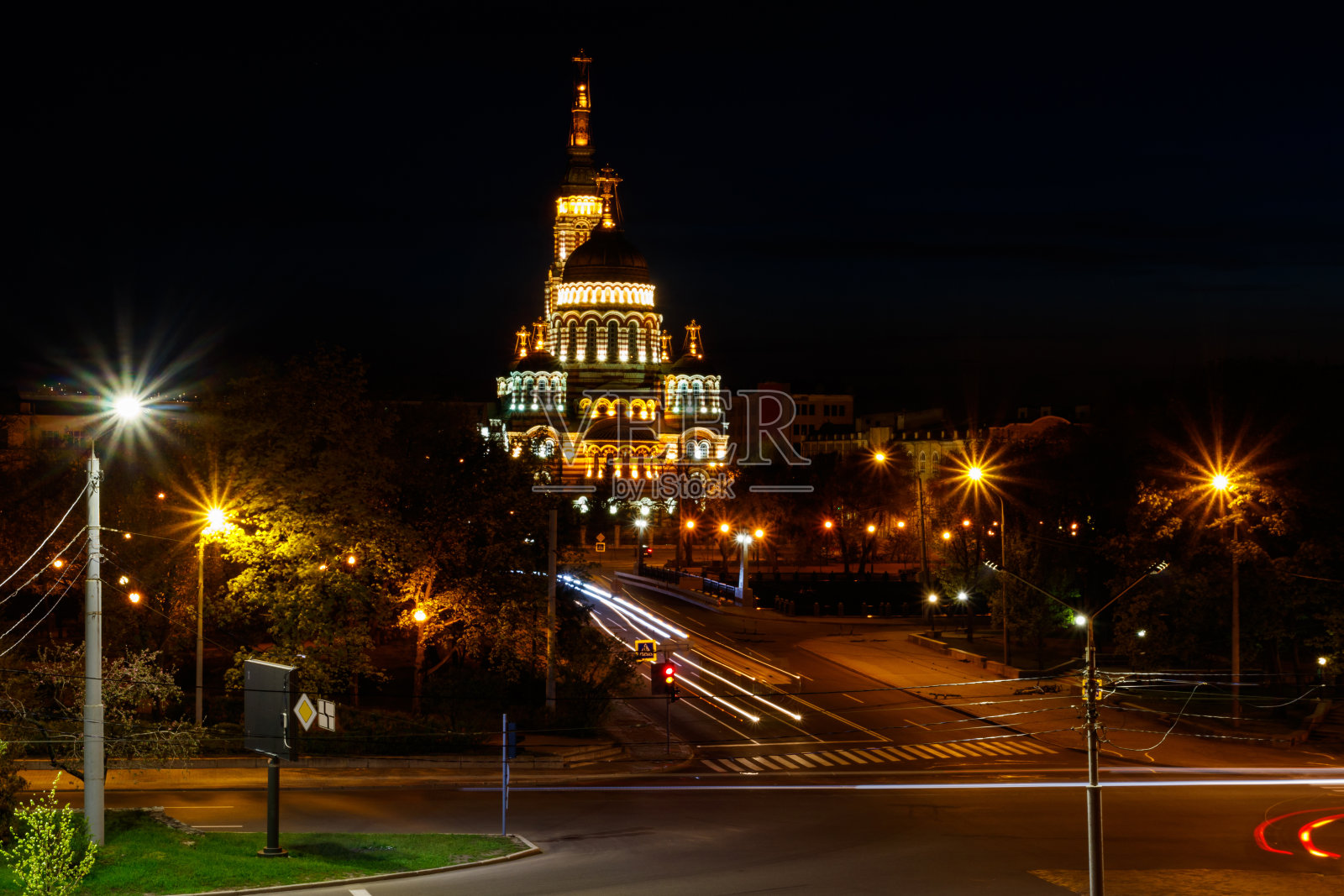 在乌克兰哈尔科夫，照亮的报喜大教堂的夜景照片摄影图片