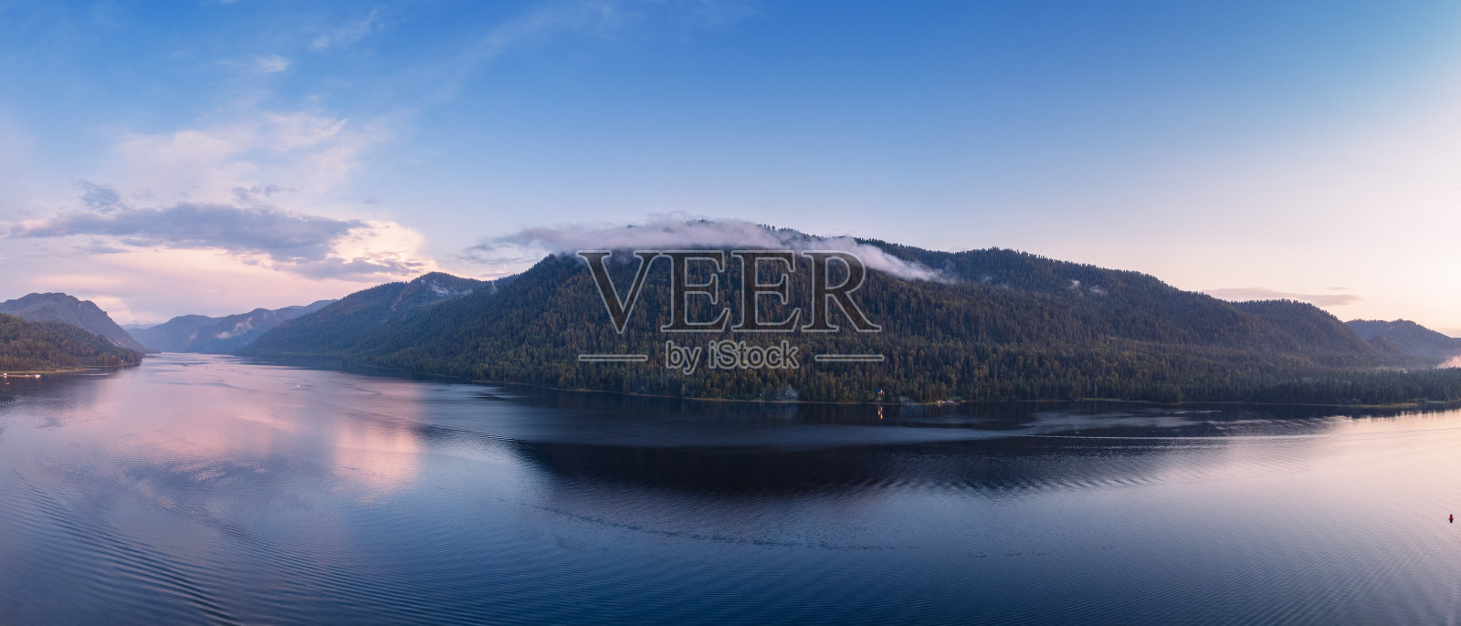 阿尔泰山脉的Teletskoye湖鸟瞰图照片摄影图片