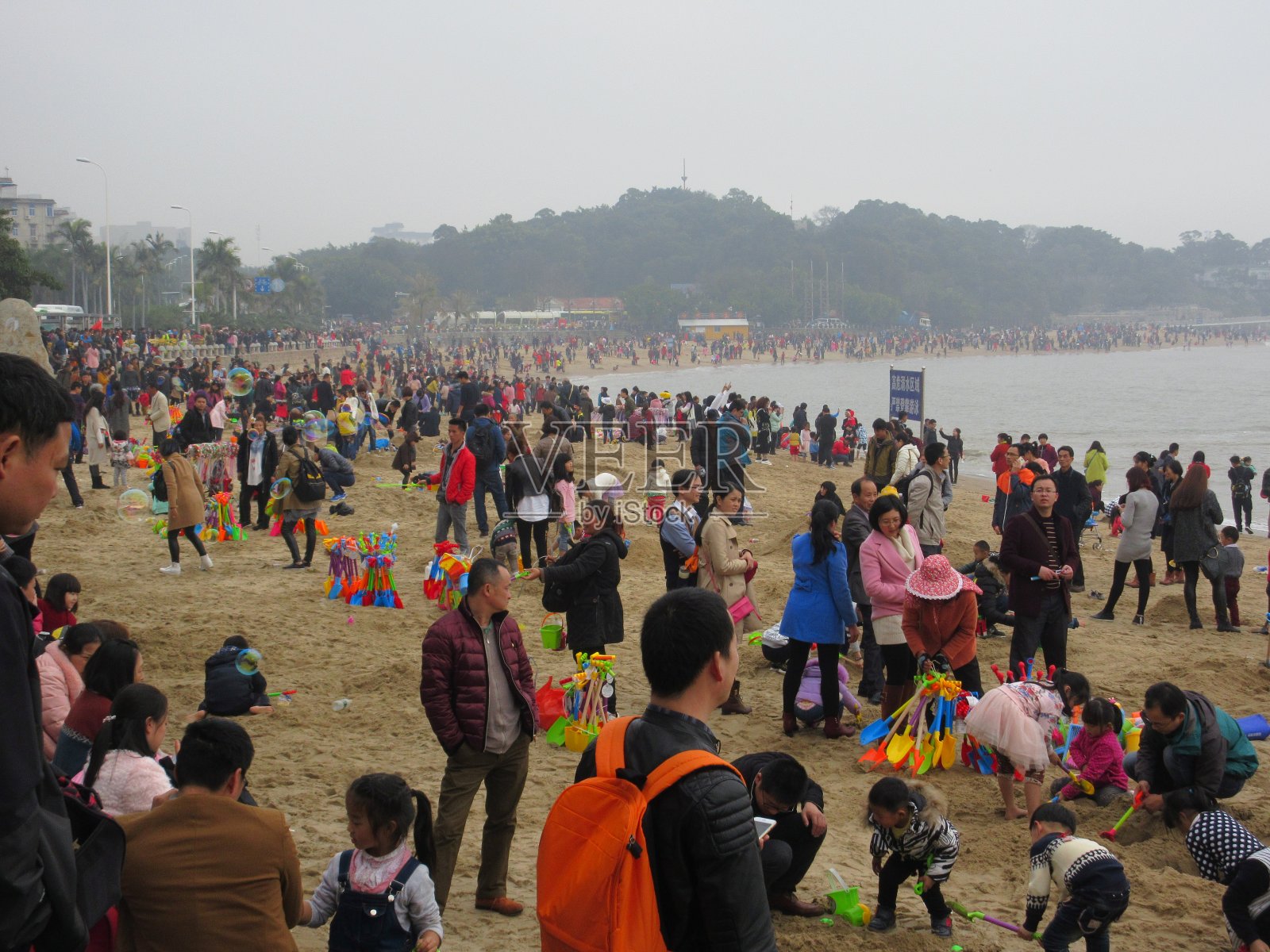 在中国，大量的人群在移动照片摄影图片