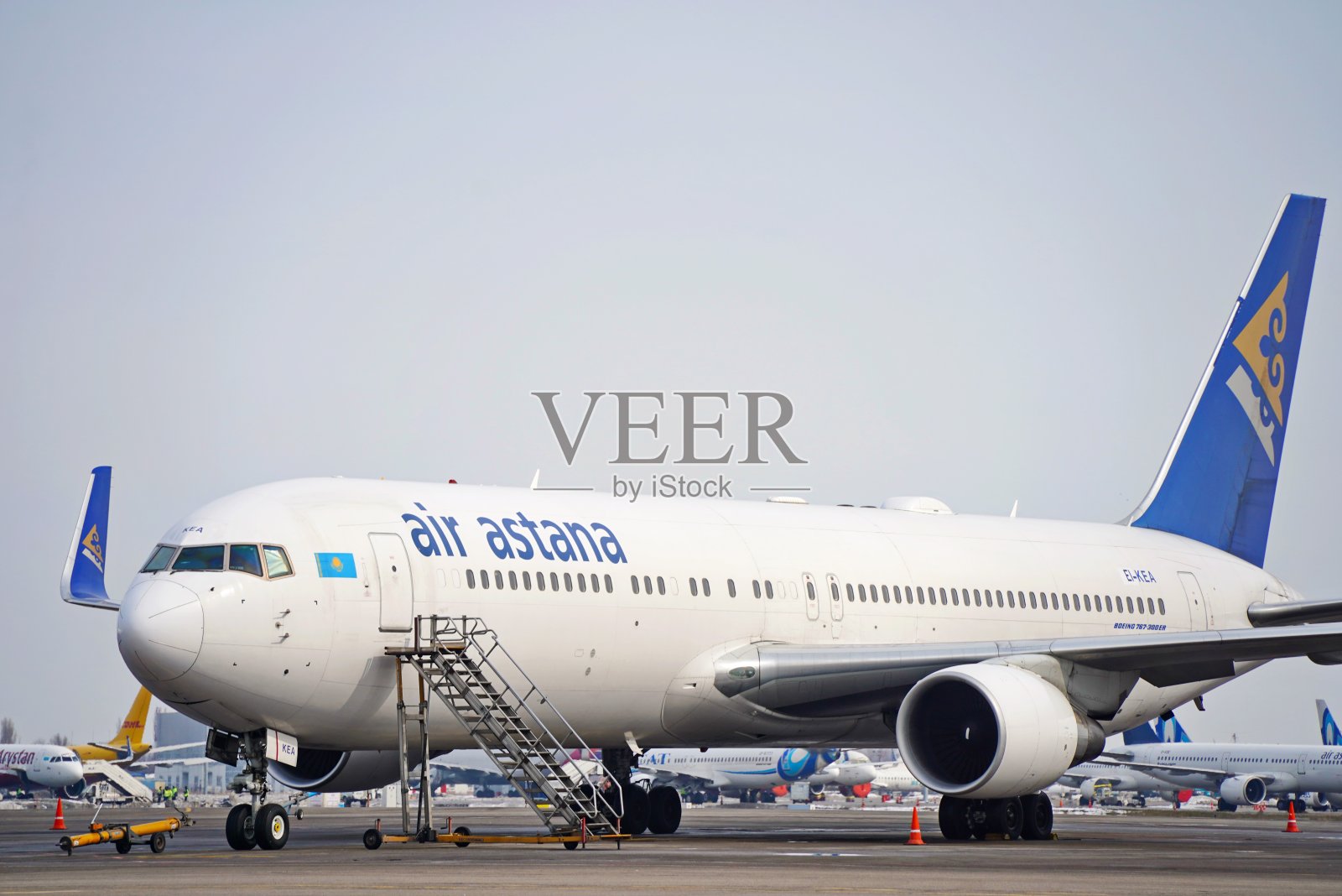 阿拉木图机场。飞机。照片摄影图片