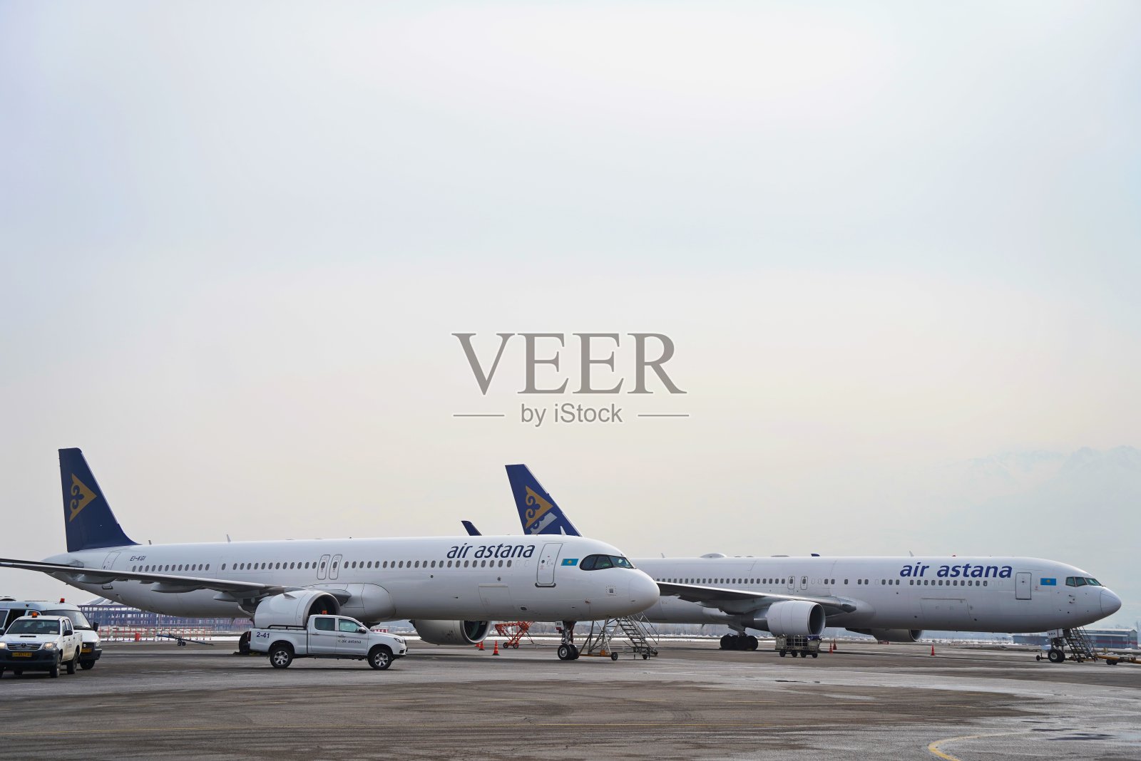 阿拉木图机场。飞机。照片摄影图片