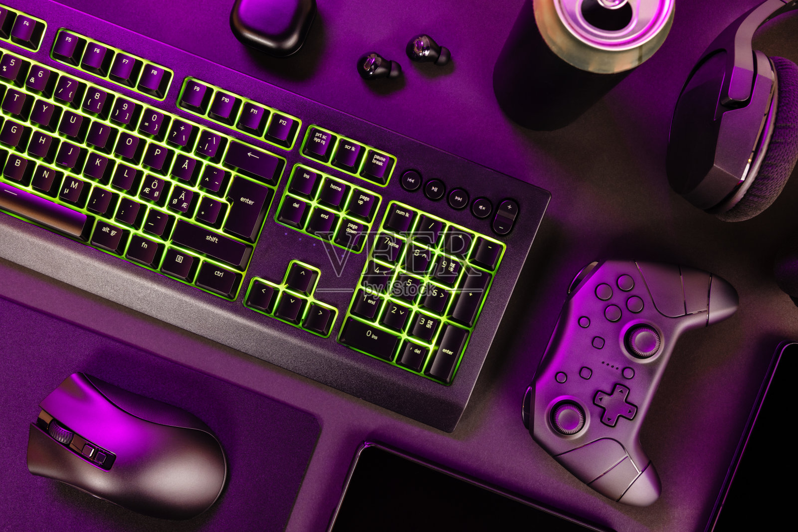 绿光键盘在各种无线设备照片摄影图片