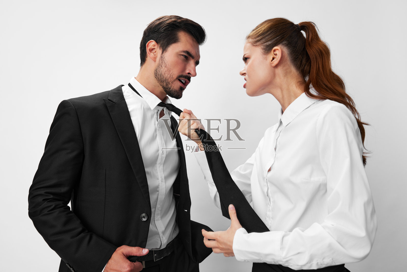 在白色孤立的背景中，男人和女人拉着愤怒的生意看着对方，双手举起尖叫。创业的概念在几个骚扰创业复印空间照片摄影图片