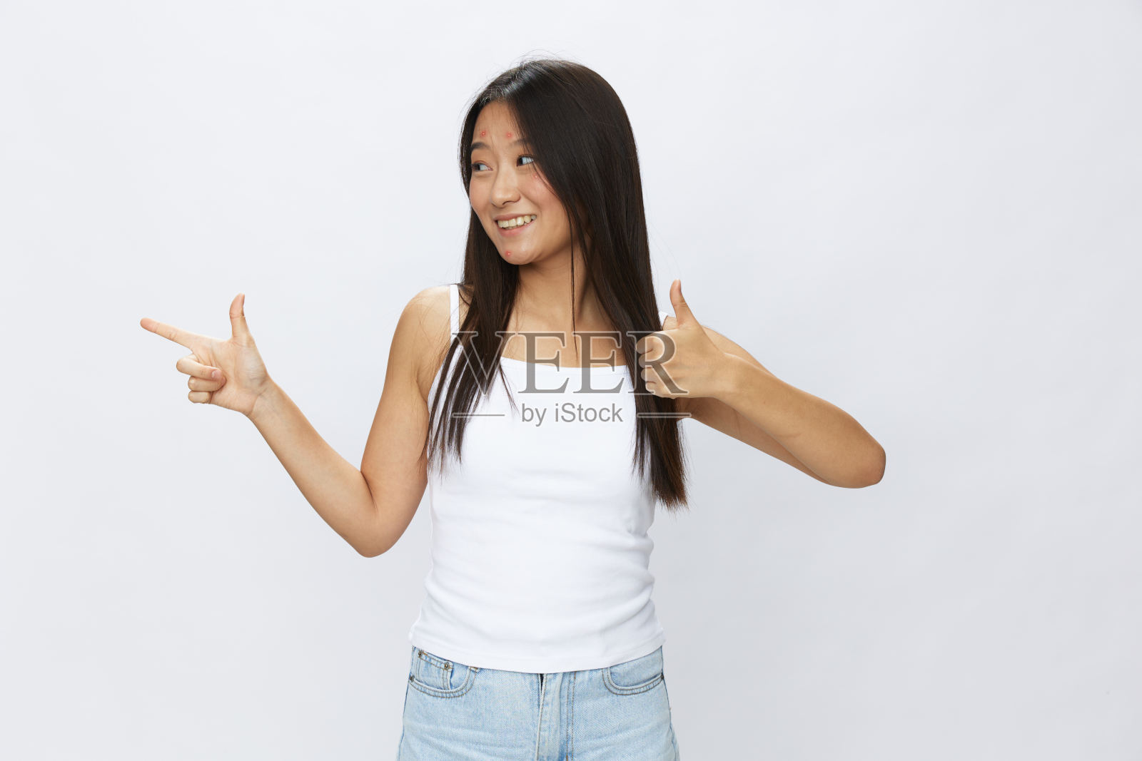 亚洲女性面部皮肤问题，痤疮和炎症，红疹和过敏，水痘，悲伤的皮疹。面部皮肤护理概念，针对疾病和神经照片摄影图片