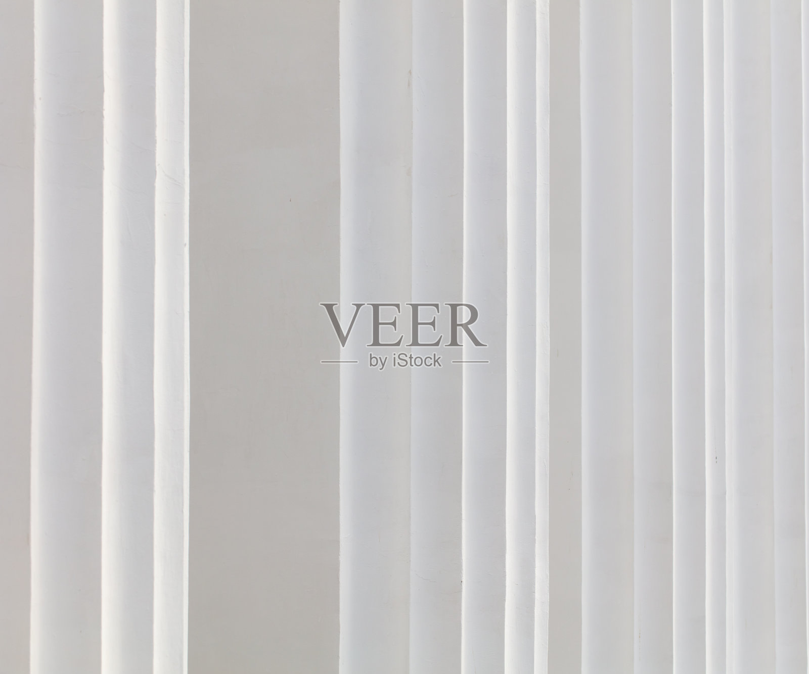 背景为白色窗帘纹理，文本或图像具有复制空间。建筑物的墙壁照片摄影图片