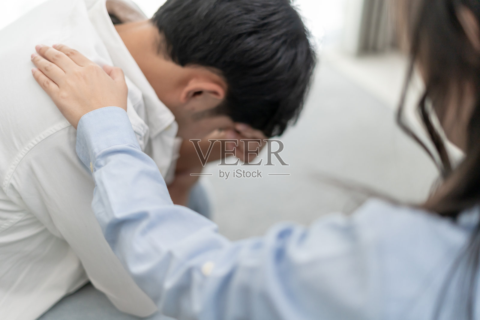 精神科医生讨论生活和家庭问题，握手表示信任与关怀，鼓励抑郁症患者照片摄影图片