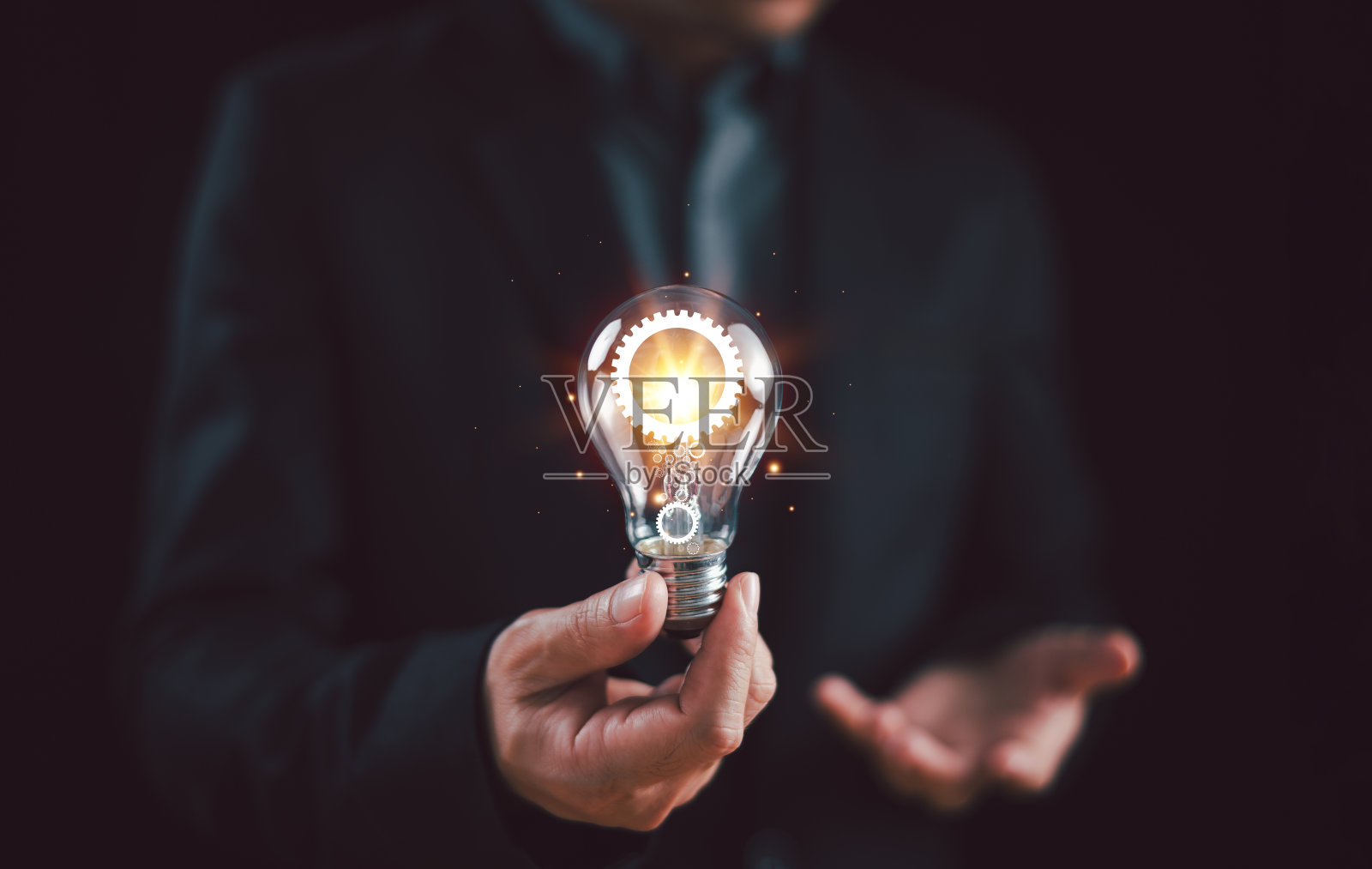 创新的数字化解决方案技术理念。头脑风暴，创造力，创意思维。商人用灯泡符号，知识灵感为网上科技。创新理念理念照片摄影图片