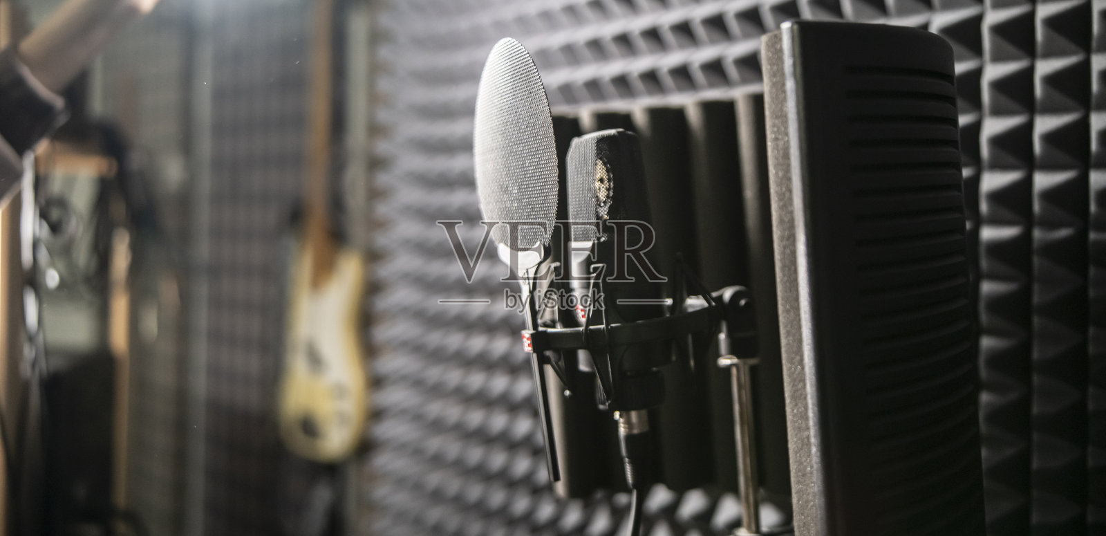 专业工作室麦克风设置反对声音泡沫录音在音乐工作室照片摄影图片